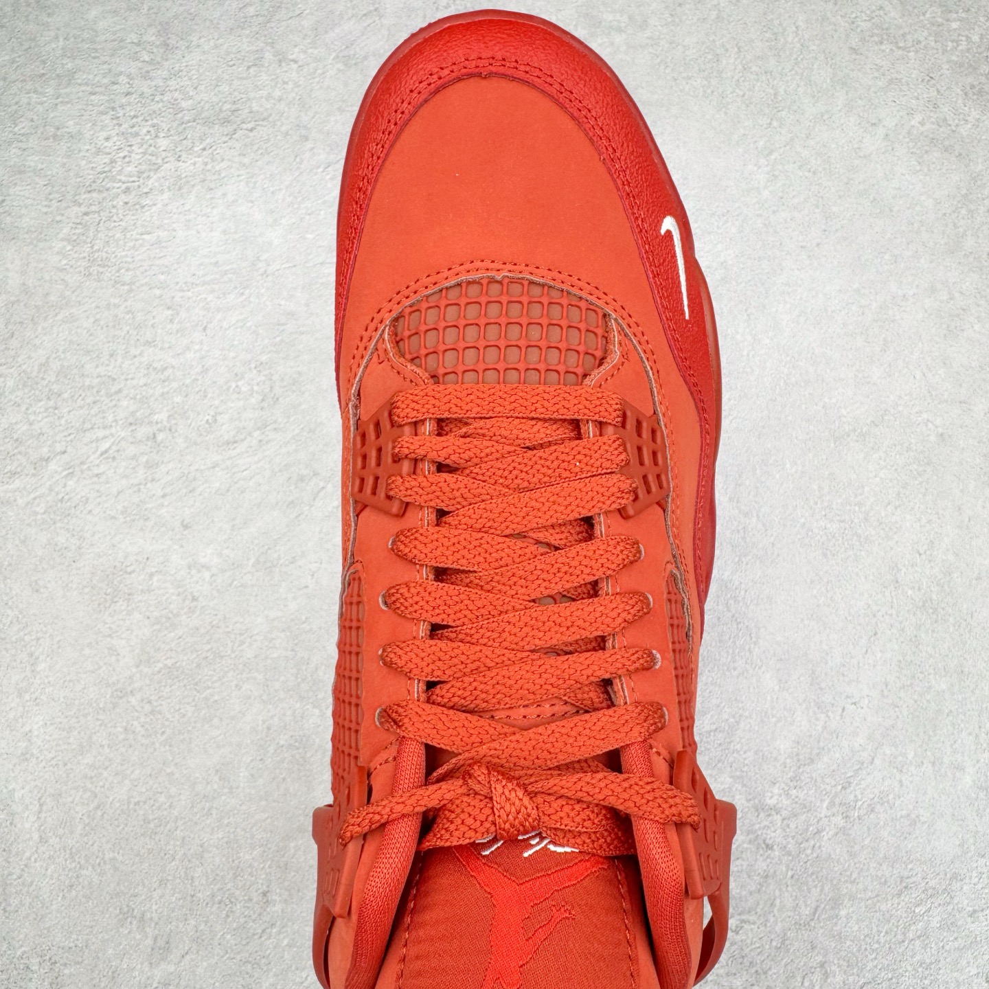 图片[4]-＃KZ神版 Nigel Sylvester x Air Jordan AJ4 “Brick by Brick” 联名红砖 货号：HF4340-800 重点区分市面 唯一正确细节 后跟饰片中心位置有合模线 超弹硅胶材质 内层不织布补强 补强为硅胶提供更强耐久性 避免断裂 独家外贸特供尺码含 45.5 49.5 50.5 国内外口碑最好最推荐的产品 市场中端王者 亲自操刀耗时半年巨作 全套原纸板楦头开发 确保原汁原味 完美呈现四代版型 一比一鞋头弧度高度鞋身弧度 此版本只针对中端市场 皮料材质有所更替 其他数据细节工艺流程均保持一致 绝不口嗨 细节品控鞋型随意秒杀市面3XX 4XX 原厂TPU网格鞋带扣 正确内里网布 菱角分明不变形无多余毛边 柔软性质感一致于原鞋 市场唯一原厂鞋扣模具 背面可见隐藏注塑口 原厂织唛标 原厂飞人电绣工艺 尾指中部跳三针 独家绑鞋带手法 印刷中底布 四线拉帮 米色美纹纸贴合固定 进口港宝加持 后跟自然饱满 全鞋荧光划线卡点 追求极致完美 每一双都是工艺品 多重QC质检 超越公司货的品控标准 实实在在的免检产品 尺码：40 40.5 41 42 42.5 43 44 44.5 45 45.5 46 47.5 48.5 49.5 50.5-选品中心