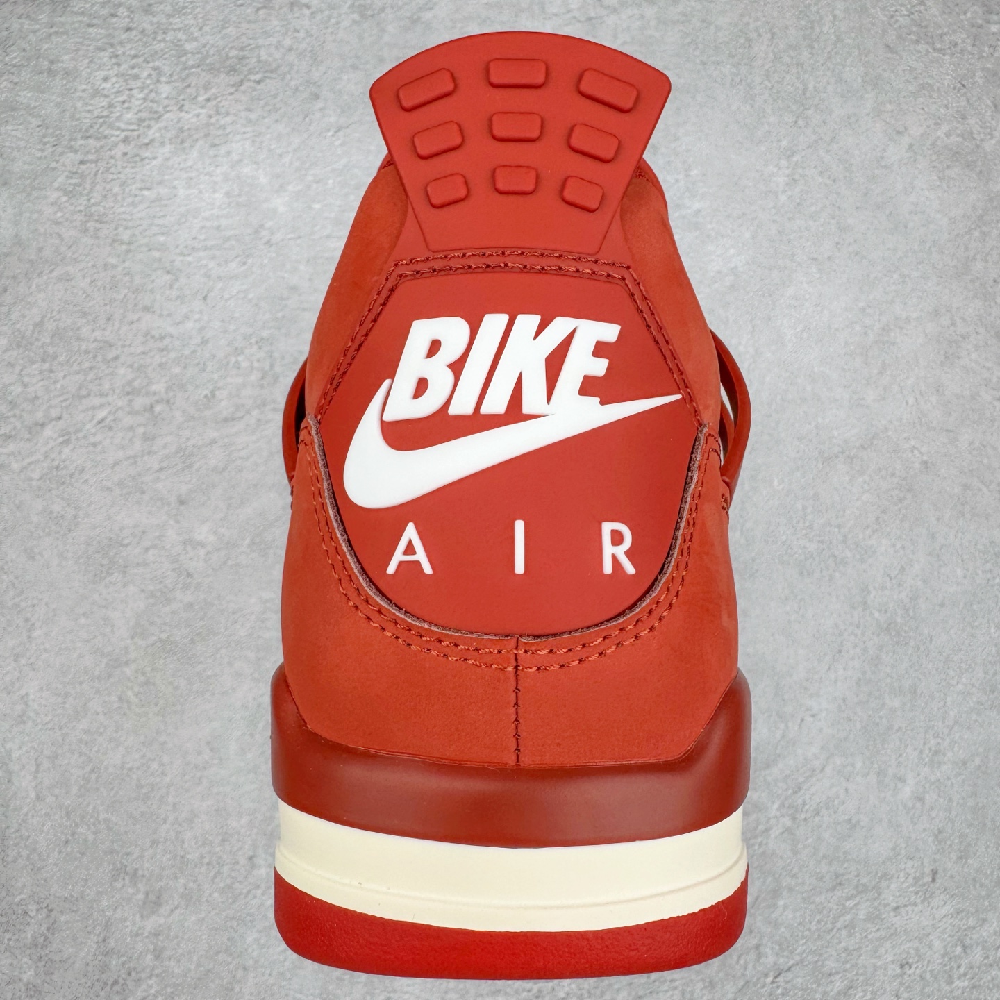 图片[8]-＃KZ神版 Nigel Sylvester x Air Jordan AJ4 “Brick by Brick” 联名红砖 货号：HF4340-800 重点区分市面 唯一正确细节 后跟饰片中心位置有合模线 超弹硅胶材质 内层不织布补强 补强为硅胶提供更强耐久性 避免断裂 独家外贸特供尺码含 45.5 49.5 50.5 国内外口碑最好最推荐的产品 市场中端王者 亲自操刀耗时半年巨作 全套原纸板楦头开发 确保原汁原味 完美呈现四代版型 一比一鞋头弧度高度鞋身弧度 此版本只针对中端市场 皮料材质有所更替 其他数据细节工艺流程均保持一致 绝不口嗨 细节品控鞋型随意秒杀市面3XX 4XX 原厂TPU网格鞋带扣 正确内里网布 菱角分明不变形无多余毛边 柔软性质感一致于原鞋 市场唯一原厂鞋扣模具 背面可见隐藏注塑口 原厂织唛标 原厂飞人电绣工艺 尾指中部跳三针 独家绑鞋带手法 印刷中底布 四线拉帮 米色美纹纸贴合固定 进口港宝加持 后跟自然饱满 全鞋荧光划线卡点 追求极致完美 每一双都是工艺品 多重QC质检 超越公司货的品控标准 实实在在的免检产品 尺码：40 40.5 41 42 42.5 43 44 44.5 45 45.5 46 47.5 48.5 49.5 50.5-选品中心