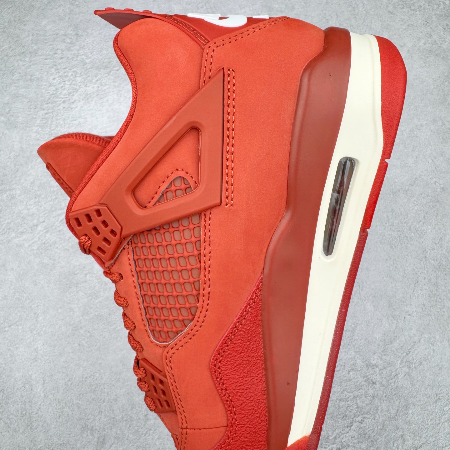 图片[7]-＃KZ神版 Nigel Sylvester x Air Jordan AJ4 “Brick by Brick” 联名红砖 货号：HF4340-800 重点区分市面 唯一正确细节 后跟饰片中心位置有合模线 超弹硅胶材质 内层不织布补强 补强为硅胶提供更强耐久性 避免断裂 独家外贸特供尺码含 45.5 49.5 50.5 国内外口碑最好最推荐的产品 市场中端王者 亲自操刀耗时半年巨作 全套原纸板楦头开发 确保原汁原味 完美呈现四代版型 一比一鞋头弧度高度鞋身弧度 此版本只针对中端市场 皮料材质有所更替 其他数据细节工艺流程均保持一致 绝不口嗨 细节品控鞋型随意秒杀市面3XX 4XX 原厂TPU网格鞋带扣 正确内里网布 菱角分明不变形无多余毛边 柔软性质感一致于原鞋 市场唯一原厂鞋扣模具 背面可见隐藏注塑口 原厂织唛标 原厂飞人电绣工艺 尾指中部跳三针 独家绑鞋带手法 印刷中底布 四线拉帮 米色美纹纸贴合固定 进口港宝加持 后跟自然饱满 全鞋荧光划线卡点 追求极致完美 每一双都是工艺品 多重QC质检 超越公司货的品控标准 实实在在的免检产品 尺码：40 40.5 41 42 42.5 43 44 44.5 45 45.5 46 47.5 48.5 49.5 50.5-选品中心