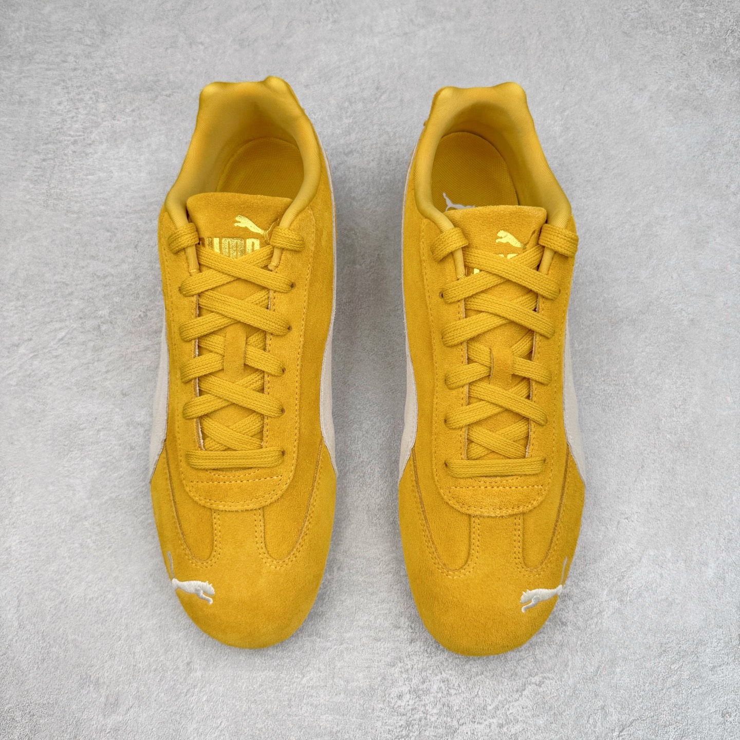 图片[2]-＃S2纯原 PUMA Speedca OG 彪马极速赛车系列低帮德训风拼接复古百搭休闲运动赛车鞋 鞋款从80、90年代赛车手所穿的防火赛车鞋为原型，鞋身线条模仿了赛车的流线廓形，体现了空气动力学原理的结构。简约流畅的外观，恰好又和贯穿其中的Formstrip Logo融合恰到好处，视觉上细节丰富且协调。本次Speedcat OG鞋款归来，最大看点自然式保留了窄版鞋型以及薄底构造。这两年各品牌鞋底越做越厚，Speedcat反其道而行之，上脚几乎无鞋底的效果带来耳目一新的视觉体验。鞋面依旧是以质感细腻的麂皮材质打造，并且大面积近乎全包裹的使用，复古味道也愈发浓烈。配色上更是将最原始的黑色和红色带回，向F1赛车队的标志性队服致敬。相信让各位一眼种草的更多是出挑的大红色，上脚即可瞬间点亮整体造型，在以球鞋为核心的OOTD中脱颖而出。而另一款黑色则是低调的万金油，彰显新潮个性的同时又不喧宾夺主，也是热爱简约系穿搭朋友的首选。 尺码：36 37 37.5 38 38.5 39 40 40.5 41 42 42.5 43 44 44.5 45 46-选品中心