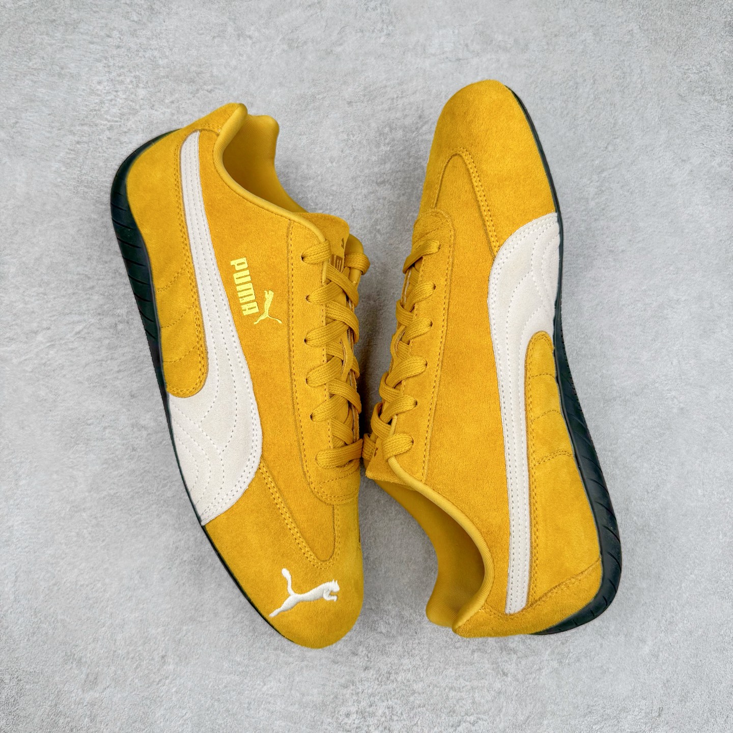 图片[3]-＃S2纯原 PUMA Speedca OG 彪马极速赛车系列低帮德训风拼接复古百搭休闲运动赛车鞋 鞋款从80、90年代赛车手所穿的防火赛车鞋为原型，鞋身线条模仿了赛车的流线廓形，体现了空气动力学原理的结构。简约流畅的外观，恰好又和贯穿其中的Formstrip Logo融合恰到好处，视觉上细节丰富且协调。本次Speedcat OG鞋款归来，最大看点自然式保留了窄版鞋型以及薄底构造。这两年各品牌鞋底越做越厚，Speedcat反其道而行之，上脚几乎无鞋底的效果带来耳目一新的视觉体验。鞋面依旧是以质感细腻的麂皮材质打造，并且大面积近乎全包裹的使用，复古味道也愈发浓烈。配色上更是将最原始的黑色和红色带回，向F1赛车队的标志性队服致敬。相信让各位一眼种草的更多是出挑的大红色，上脚即可瞬间点亮整体造型，在以球鞋为核心的OOTD中脱颖而出。而另一款黑色则是低调的万金油，彰显新潮个性的同时又不喧宾夺主，也是热爱简约系穿搭朋友的首选。 尺码：36 37 37.5 38 38.5 39 40 40.5 41 42 42.5 43 44 44.5 45 46-选品中心