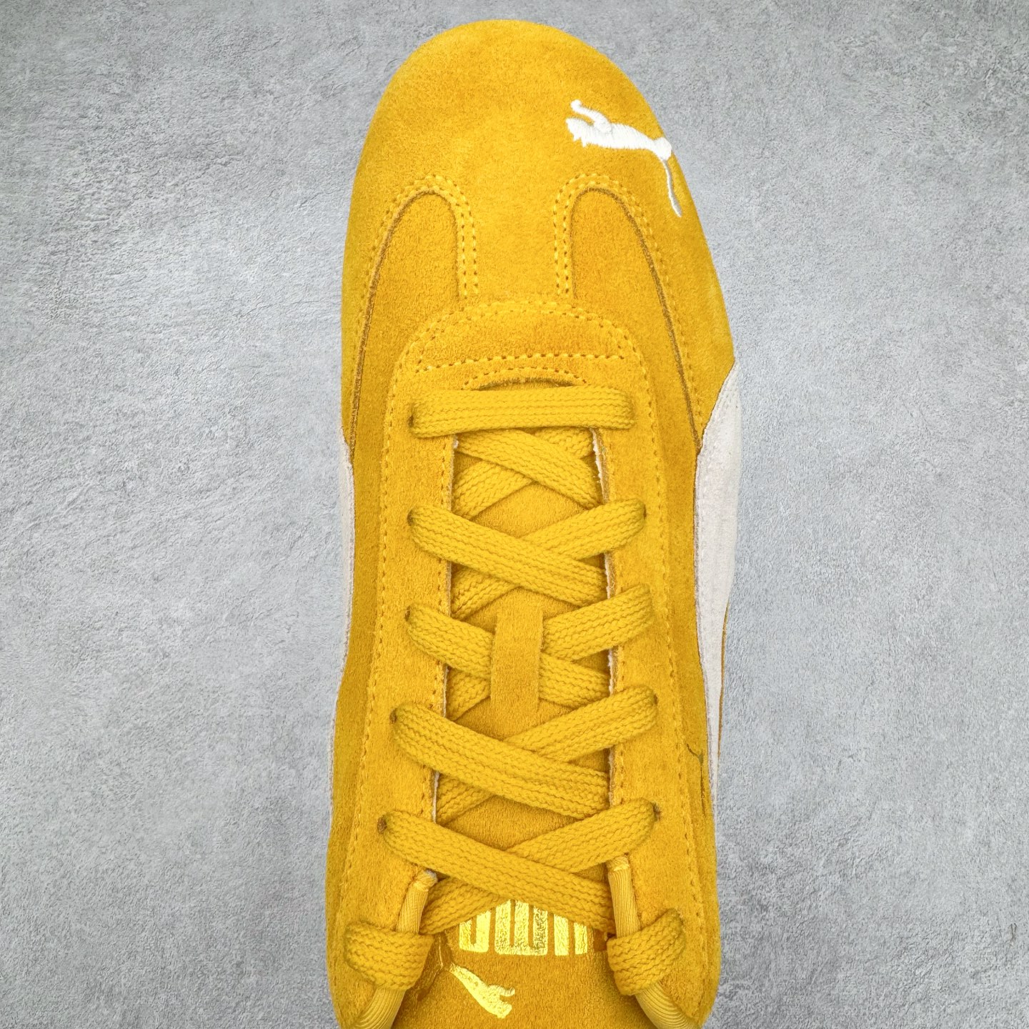 图片[4]-＃S2纯原 PUMA Speedca OG 彪马极速赛车系列低帮德训风拼接复古百搭休闲运动赛车鞋 鞋款从80、90年代赛车手所穿的防火赛车鞋为原型，鞋身线条模仿了赛车的流线廓形，体现了空气动力学原理的结构。简约流畅的外观，恰好又和贯穿其中的Formstrip Logo融合恰到好处，视觉上细节丰富且协调。本次Speedcat OG鞋款归来，最大看点自然式保留了窄版鞋型以及薄底构造。这两年各品牌鞋底越做越厚，Speedcat反其道而行之，上脚几乎无鞋底的效果带来耳目一新的视觉体验。鞋面依旧是以质感细腻的麂皮材质打造，并且大面积近乎全包裹的使用，复古味道也愈发浓烈。配色上更是将最原始的黑色和红色带回，向F1赛车队的标志性队服致敬。相信让各位一眼种草的更多是出挑的大红色，上脚即可瞬间点亮整体造型，在以球鞋为核心的OOTD中脱颖而出。而另一款黑色则是低调的万金油，彰显新潮个性的同时又不喧宾夺主，也是热爱简约系穿搭朋友的首选。 尺码：36 37 37.5 38 38.5 39 40 40.5 41 42 42.5 43 44 44.5 45 46-选品中心