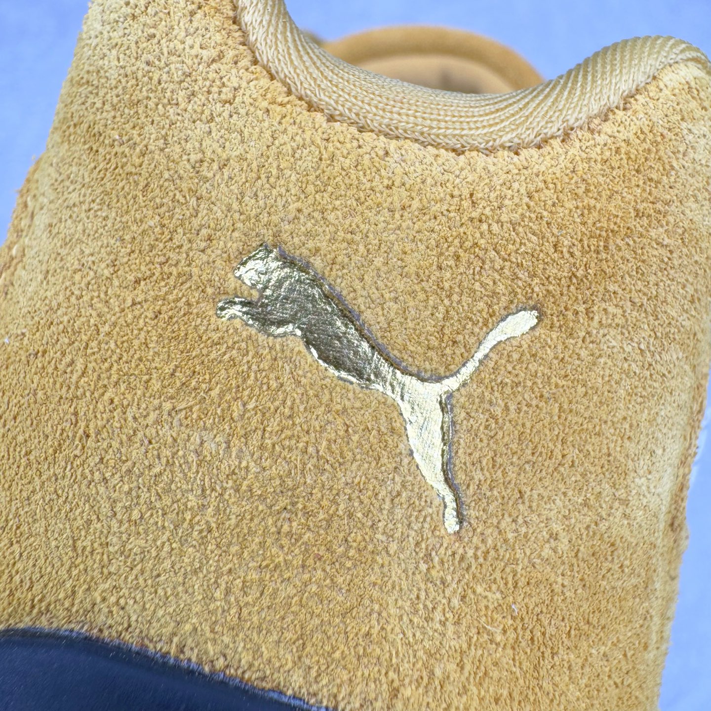 图片[15]-＃S2纯原 PUMA Speedca OG 彪马极速赛车系列低帮德训风拼接复古百搭休闲运动赛车鞋 鞋款从80、90年代赛车手所穿的防火赛车鞋为原型，鞋身线条模仿了赛车的流线廓形，体现了空气动力学原理的结构。简约流畅的外观，恰好又和贯穿其中的Formstrip Logo融合恰到好处，视觉上细节丰富且协调。本次Speedcat OG鞋款归来，最大看点自然式保留了窄版鞋型以及薄底构造。这两年各品牌鞋底越做越厚，Speedcat反其道而行之，上脚几乎无鞋底的效果带来耳目一新的视觉体验。鞋面依旧是以质感细腻的麂皮材质打造，并且大面积近乎全包裹的使用，复古味道也愈发浓烈。配色上更是将最原始的黑色和红色带回，向F1赛车队的标志性队服致敬。相信让各位一眼种草的更多是出挑的大红色，上脚即可瞬间点亮整体造型，在以球鞋为核心的OOTD中脱颖而出。而另一款黑色则是低调的万金油，彰显新潮个性的同时又不喧宾夺主，也是热爱简约系穿搭朋友的首选。 尺码：36 37 37.5 38 38.5 39 40 40.5 41 42 42.5 43 44 44.5 45 46-选品中心