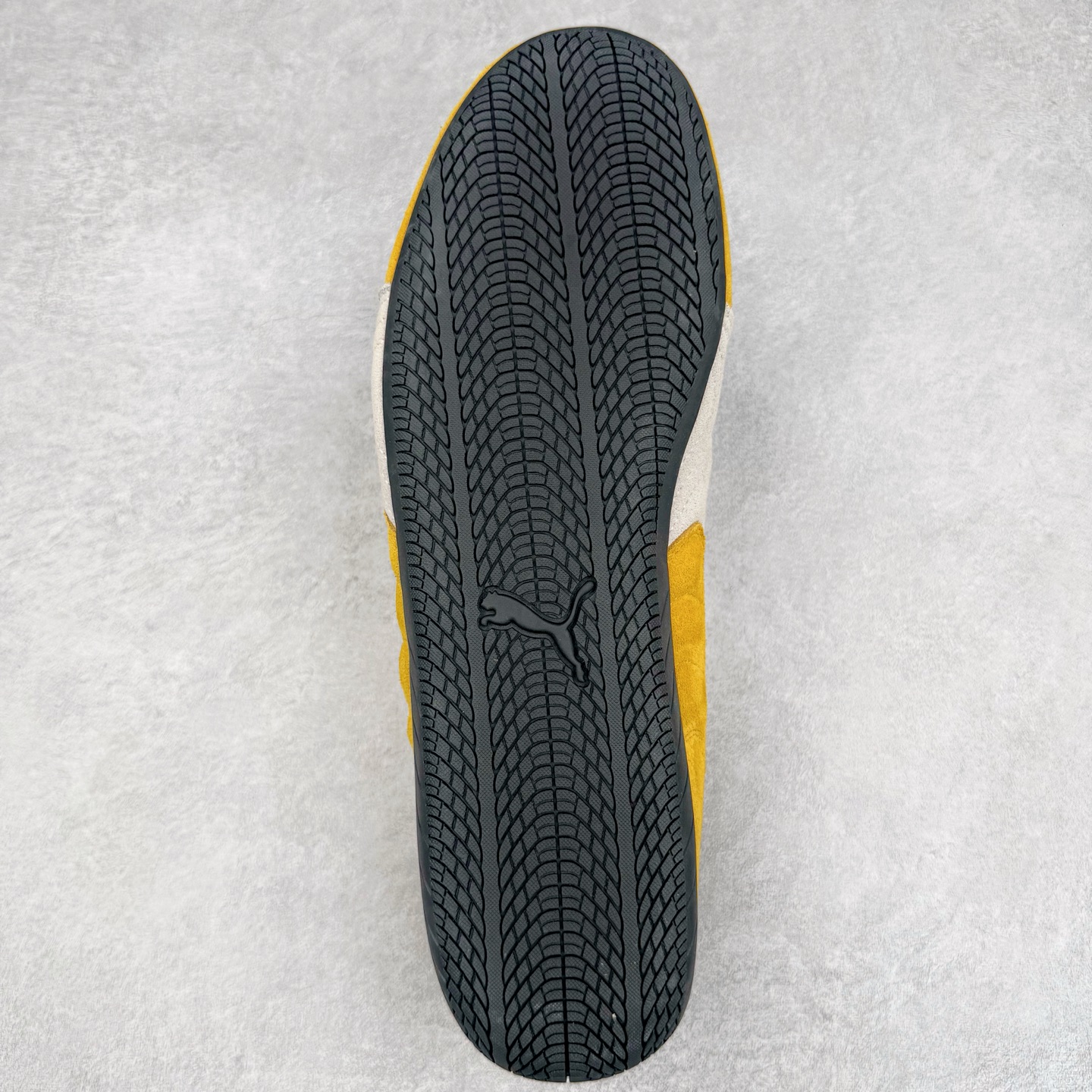 图片[9]-＃S2纯原 PUMA Speedca OG 彪马极速赛车系列低帮德训风拼接复古百搭休闲运动赛车鞋 鞋款从80、90年代赛车手所穿的防火赛车鞋为原型，鞋身线条模仿了赛车的流线廓形，体现了空气动力学原理的结构。简约流畅的外观，恰好又和贯穿其中的Formstrip Logo融合恰到好处，视觉上细节丰富且协调。本次Speedcat OG鞋款归来，最大看点自然式保留了窄版鞋型以及薄底构造。这两年各品牌鞋底越做越厚，Speedcat反其道而行之，上脚几乎无鞋底的效果带来耳目一新的视觉体验。鞋面依旧是以质感细腻的麂皮材质打造，并且大面积近乎全包裹的使用，复古味道也愈发浓烈。配色上更是将最原始的黑色和红色带回，向F1赛车队的标志性队服致敬。相信让各位一眼种草的更多是出挑的大红色，上脚即可瞬间点亮整体造型，在以球鞋为核心的OOTD中脱颖而出。而另一款黑色则是低调的万金油，彰显新潮个性的同时又不喧宾夺主，也是热爱简约系穿搭朋友的首选。 尺码：36 37 37.5 38 38.5 39 40 40.5 41 42 42.5 43 44 44.5 45 46-选品中心