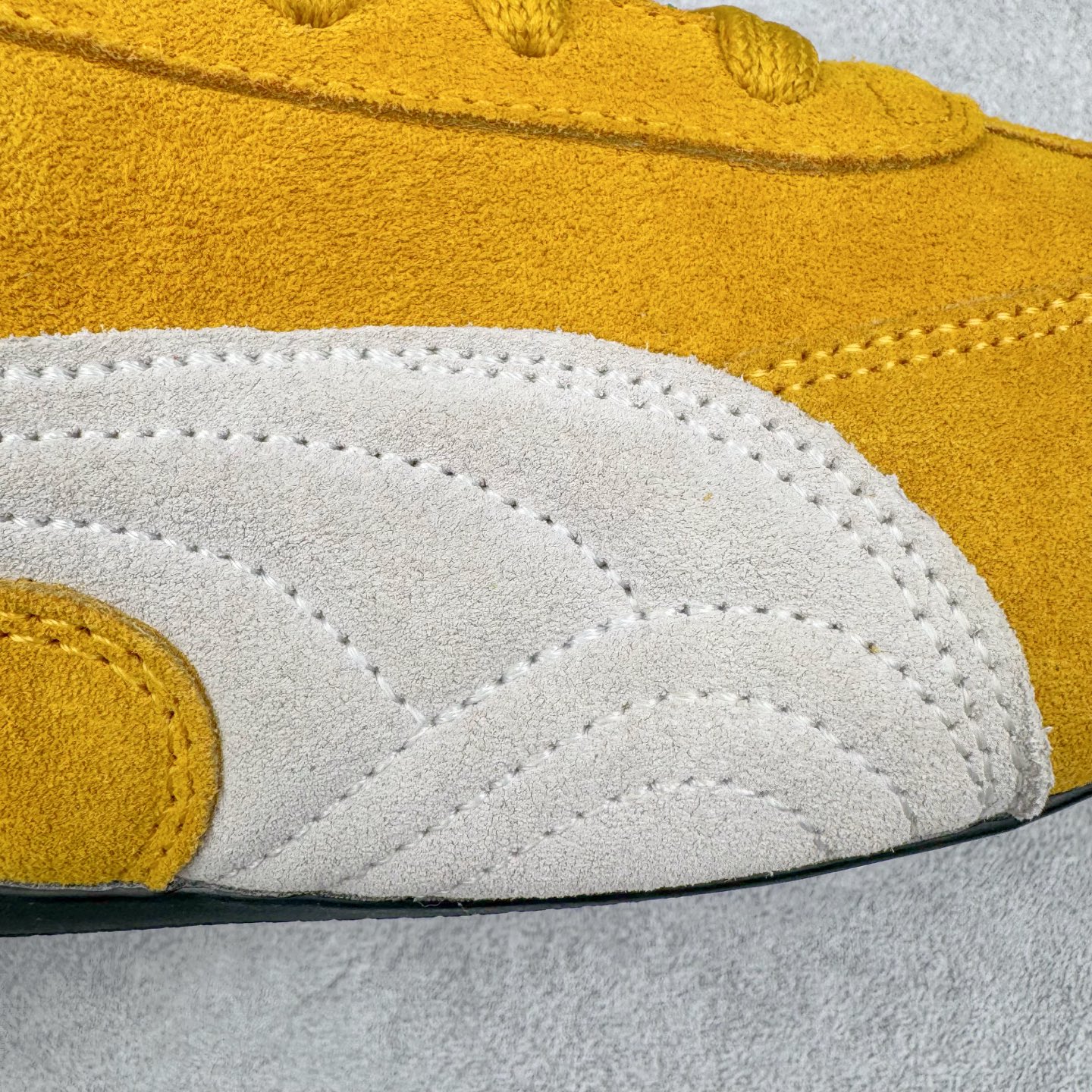 图片[17]-＃S2纯原 PUMA Speedca OG 彪马极速赛车系列低帮德训风拼接复古百搭休闲运动赛车鞋 鞋款从80、90年代赛车手所穿的防火赛车鞋为原型，鞋身线条模仿了赛车的流线廓形，体现了空气动力学原理的结构。简约流畅的外观，恰好又和贯穿其中的Formstrip Logo融合恰到好处，视觉上细节丰富且协调。本次Speedcat OG鞋款归来，最大看点自然式保留了窄版鞋型以及薄底构造。这两年各品牌鞋底越做越厚，Speedcat反其道而行之，上脚几乎无鞋底的效果带来耳目一新的视觉体验。鞋面依旧是以质感细腻的麂皮材质打造，并且大面积近乎全包裹的使用，复古味道也愈发浓烈。配色上更是将最原始的黑色和红色带回，向F1赛车队的标志性队服致敬。相信让各位一眼种草的更多是出挑的大红色，上脚即可瞬间点亮整体造型，在以球鞋为核心的OOTD中脱颖而出。而另一款黑色则是低调的万金油，彰显新潮个性的同时又不喧宾夺主，也是热爱简约系穿搭朋友的首选。 尺码：36 37 37.5 38 38.5 39 40 40.5 41 42 42.5 43 44 44.5 45 46-选品中心