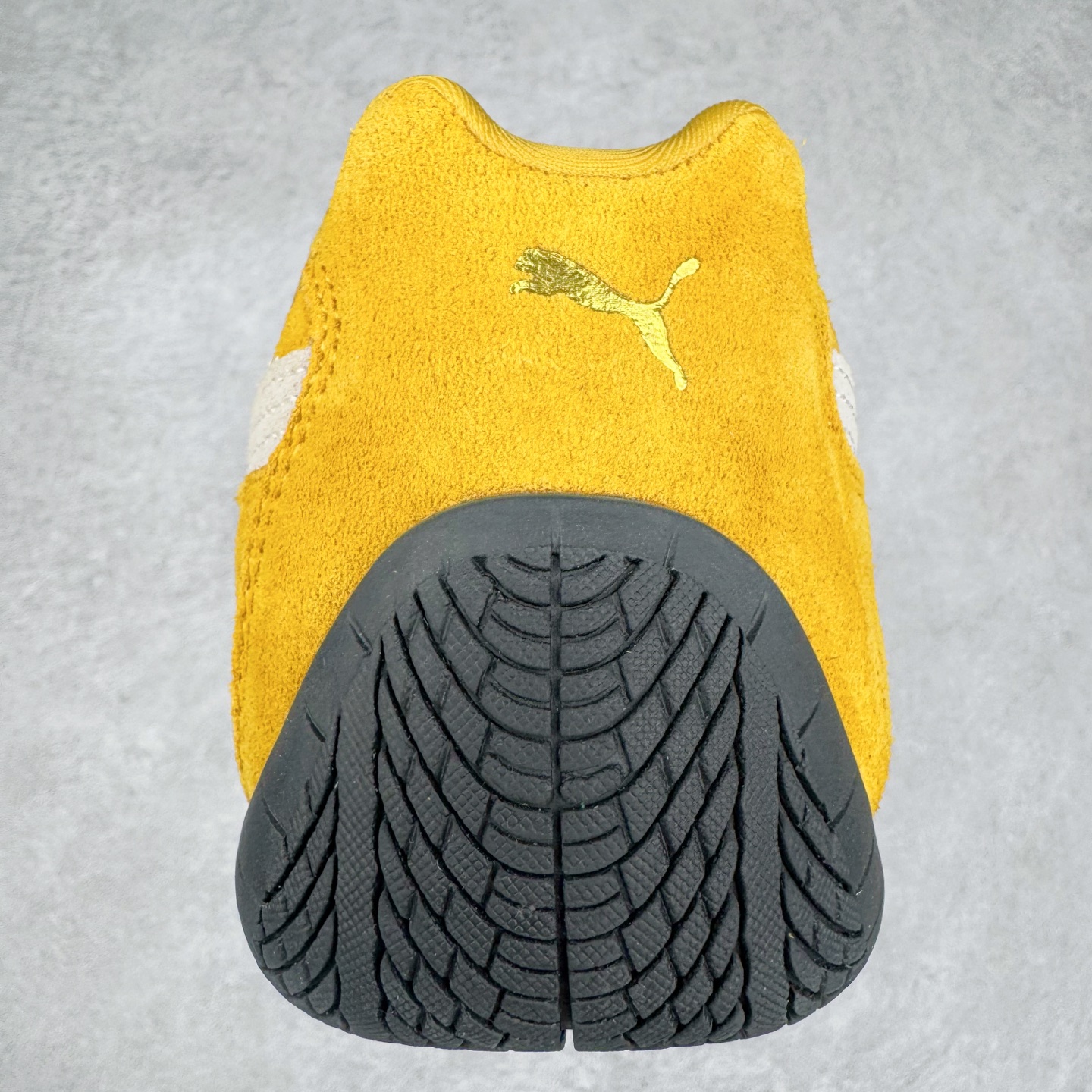 图片[8]-＃S2纯原 PUMA Speedca OG 彪马极速赛车系列低帮德训风拼接复古百搭休闲运动赛车鞋 鞋款从80、90年代赛车手所穿的防火赛车鞋为原型，鞋身线条模仿了赛车的流线廓形，体现了空气动力学原理的结构。简约流畅的外观，恰好又和贯穿其中的Formstrip Logo融合恰到好处，视觉上细节丰富且协调。本次Speedcat OG鞋款归来，最大看点自然式保留了窄版鞋型以及薄底构造。这两年各品牌鞋底越做越厚，Speedcat反其道而行之，上脚几乎无鞋底的效果带来耳目一新的视觉体验。鞋面依旧是以质感细腻的麂皮材质打造，并且大面积近乎全包裹的使用，复古味道也愈发浓烈。配色上更是将最原始的黑色和红色带回，向F1赛车队的标志性队服致敬。相信让各位一眼种草的更多是出挑的大红色，上脚即可瞬间点亮整体造型，在以球鞋为核心的OOTD中脱颖而出。而另一款黑色则是低调的万金油，彰显新潮个性的同时又不喧宾夺主，也是热爱简约系穿搭朋友的首选。 尺码：36 37 37.5 38 38.5 39 40 40.5 41 42 42.5 43 44 44.5 45 46-选品中心