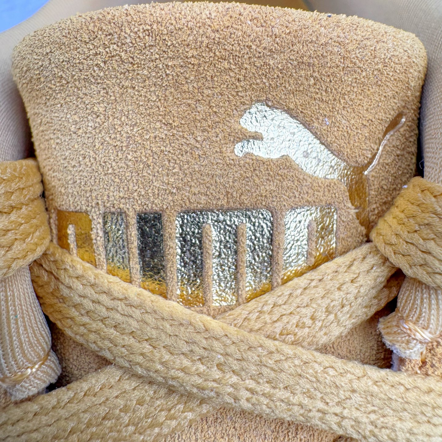 图片[12]-＃S2纯原 PUMA Speedca OG 彪马极速赛车系列低帮德训风拼接复古百搭休闲运动赛车鞋 鞋款从80、90年代赛车手所穿的防火赛车鞋为原型，鞋身线条模仿了赛车的流线廓形，体现了空气动力学原理的结构。简约流畅的外观，恰好又和贯穿其中的Formstrip Logo融合恰到好处，视觉上细节丰富且协调。本次Speedcat OG鞋款归来，最大看点自然式保留了窄版鞋型以及薄底构造。这两年各品牌鞋底越做越厚，Speedcat反其道而行之，上脚几乎无鞋底的效果带来耳目一新的视觉体验。鞋面依旧是以质感细腻的麂皮材质打造，并且大面积近乎全包裹的使用，复古味道也愈发浓烈。配色上更是将最原始的黑色和红色带回，向F1赛车队的标志性队服致敬。相信让各位一眼种草的更多是出挑的大红色，上脚即可瞬间点亮整体造型，在以球鞋为核心的OOTD中脱颖而出。而另一款黑色则是低调的万金油，彰显新潮个性的同时又不喧宾夺主，也是热爱简约系穿搭朋友的首选。 尺码：36 37 37.5 38 38.5 39 40 40.5 41 42 42.5 43 44 44.5 45 46-选品中心