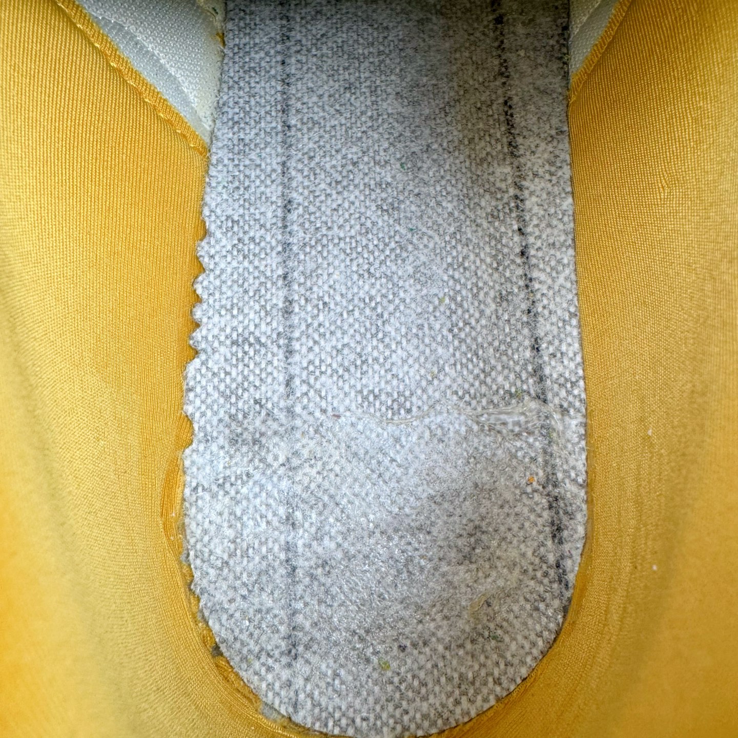 图片[10]-＃S2纯原 PUMA Speedca OG 彪马极速赛车系列低帮德训风拼接复古百搭休闲运动赛车鞋 鞋款从80、90年代赛车手所穿的防火赛车鞋为原型，鞋身线条模仿了赛车的流线廓形，体现了空气动力学原理的结构。简约流畅的外观，恰好又和贯穿其中的Formstrip Logo融合恰到好处，视觉上细节丰富且协调。本次Speedcat OG鞋款归来，最大看点自然式保留了窄版鞋型以及薄底构造。这两年各品牌鞋底越做越厚，Speedcat反其道而行之，上脚几乎无鞋底的效果带来耳目一新的视觉体验。鞋面依旧是以质感细腻的麂皮材质打造，并且大面积近乎全包裹的使用，复古味道也愈发浓烈。配色上更是将最原始的黑色和红色带回，向F1赛车队的标志性队服致敬。相信让各位一眼种草的更多是出挑的大红色，上脚即可瞬间点亮整体造型，在以球鞋为核心的OOTD中脱颖而出。而另一款黑色则是低调的万金油，彰显新潮个性的同时又不喧宾夺主，也是热爱简约系穿搭朋友的首选。 尺码：36 37 37.5 38 38.5 39 40 40.5 41 42 42.5 43 44 44.5 45 46-选品中心