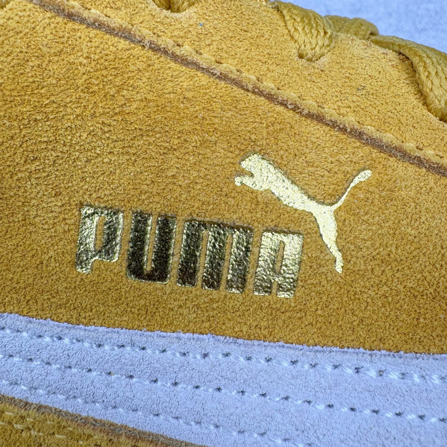 图片[16]-＃S2纯原 PUMA Speedca OG 彪马极速赛车系列低帮德训风拼接复古百搭休闲运动赛车鞋 鞋款从80、90年代赛车手所穿的防火赛车鞋为原型，鞋身线条模仿了赛车的流线廓形，体现了空气动力学原理的结构。简约流畅的外观，恰好又和贯穿其中的Formstrip Logo融合恰到好处，视觉上细节丰富且协调。本次Speedcat OG鞋款归来，最大看点自然式保留了窄版鞋型以及薄底构造。这两年各品牌鞋底越做越厚，Speedcat反其道而行之，上脚几乎无鞋底的效果带来耳目一新的视觉体验。鞋面依旧是以质感细腻的麂皮材质打造，并且大面积近乎全包裹的使用，复古味道也愈发浓烈。配色上更是将最原始的黑色和红色带回，向F1赛车队的标志性队服致敬。相信让各位一眼种草的更多是出挑的大红色，上脚即可瞬间点亮整体造型，在以球鞋为核心的OOTD中脱颖而出。而另一款黑色则是低调的万金油，彰显新潮个性的同时又不喧宾夺主，也是热爱简约系穿搭朋友的首选。 尺码：36 37 37.5 38 38.5 39 40 40.5 41 42 42.5 43 44 44.5 45 46-选品中心