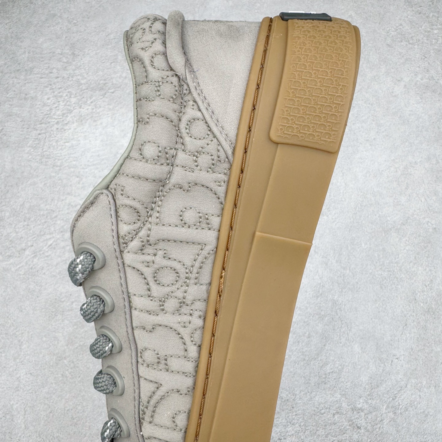 图片[7]-＃纯原 Dior B33 迪奥印花系带时尚运动板鞋网球鞋 全套原厂新版原纸板楦头开发 原厂特供皮料加持 原档数据大底 高频字母排版细节 还原 Zp 高端零售特供批次 2023秋季新品 彰显非凡的精湛工艺 重新诠释经典的网球鞋 时尚的廓形突显厚实感 采用全新的拉绒马海毛针织面料 突显柔软触感与富有层次感的流行色彩 搭配棕色绒面革镶片提升格调 别具一格的加垫鞋舌点缀以压花效果Dior标志 后侧点缀以Dior 30Avenue Montaigne标志 可为各式休闲造型增添时尚气质 尺码：40 41 42 43 44 45 46-选品中心