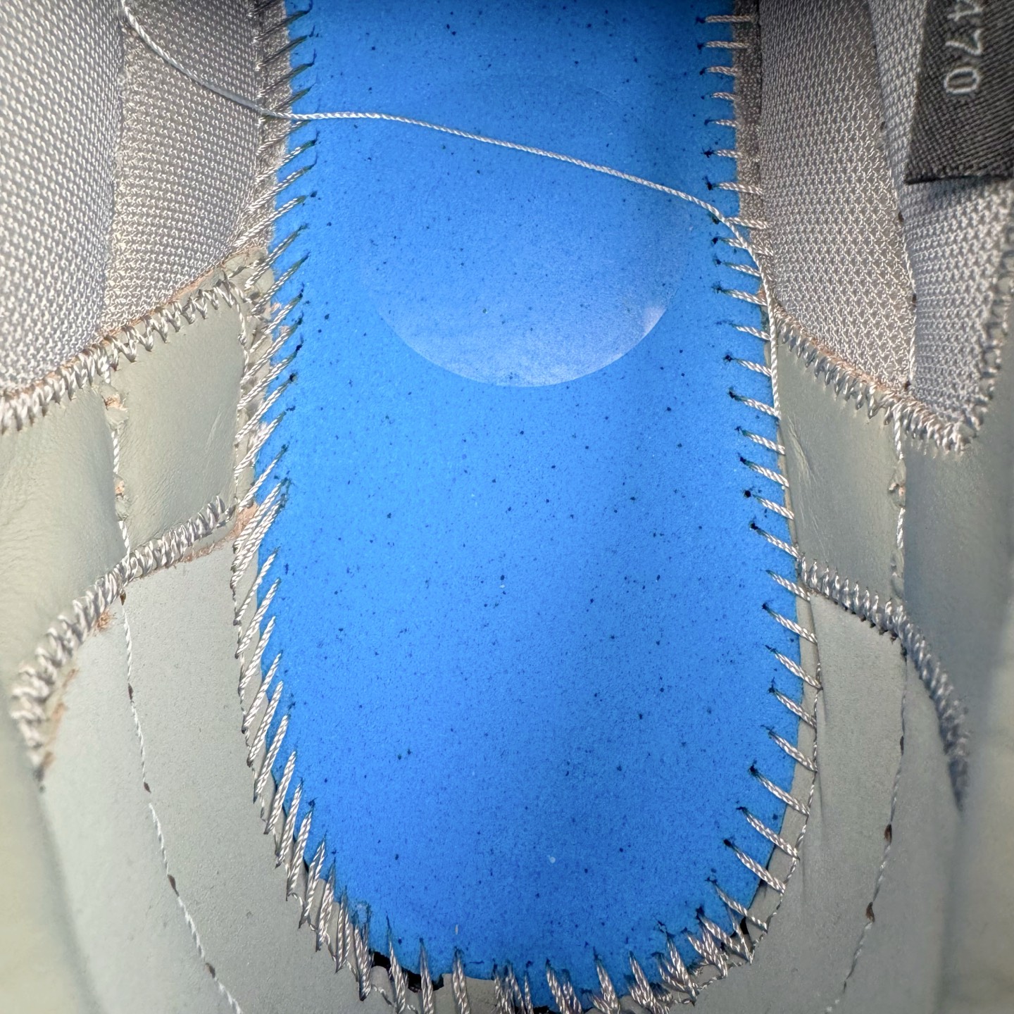 图片[11]-＃纯原 Dior B33 迪奥印花系带时尚运动板鞋网球鞋 全套原厂新版原纸板楦头开发 原厂特供皮料加持 原档数据大底 高频字母排版细节 还原 Zp 高端零售特供批次 2023秋季新品 彰显非凡的精湛工艺 重新诠释经典的网球鞋 时尚的廓形突显厚实感 采用全新的拉绒马海毛针织面料 突显柔软触感与富有层次感的流行色彩 搭配棕色绒面革镶片提升格调 别具一格的加垫鞋舌点缀以压花效果Dior标志 后侧点缀以Dior 30Avenue Montaigne标志 可为各式休闲造型增添时尚气质 尺码：40 41 42 43 44 45 46-选品中心