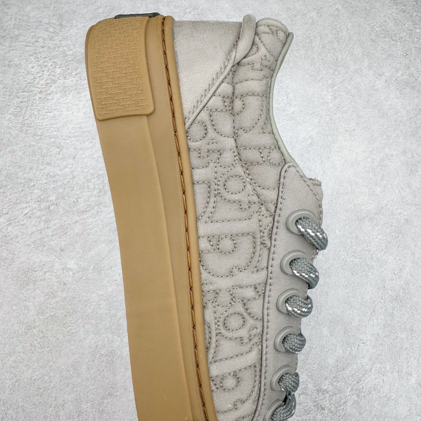 图片[6]-＃纯原 Dior B33 迪奥印花系带时尚运动板鞋网球鞋 全套原厂新版原纸板楦头开发 原厂特供皮料加持 原档数据大底 高频字母排版细节 还原 Zp 高端零售特供批次 2023秋季新品 彰显非凡的精湛工艺 重新诠释经典的网球鞋 时尚的廓形突显厚实感 采用全新的拉绒马海毛针织面料 突显柔软触感与富有层次感的流行色彩 搭配棕色绒面革镶片提升格调 别具一格的加垫鞋舌点缀以压花效果Dior标志 后侧点缀以Dior 30Avenue Montaigne标志 可为各式休闲造型增添时尚气质 尺码：40 41 42 43 44 45 46-选品中心