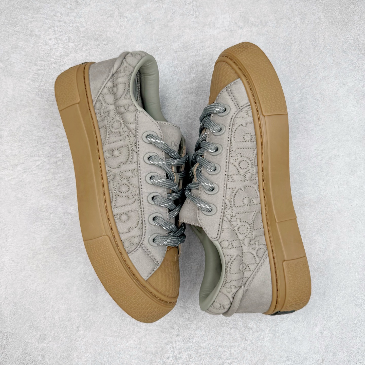 图片[3]-＃纯原 Dior B33 迪奥印花系带时尚运动板鞋网球鞋 全套原厂新版原纸板楦头开发 原厂特供皮料加持 原档数据大底 高频字母排版细节 还原 Zp 高端零售特供批次 2023秋季新品 彰显非凡的精湛工艺 重新诠释经典的网球鞋 时尚的廓形突显厚实感 采用全新的拉绒马海毛针织面料 突显柔软触感与富有层次感的流行色彩 搭配棕色绒面革镶片提升格调 别具一格的加垫鞋舌点缀以压花效果Dior标志 后侧点缀以Dior 30Avenue Montaigne标志 可为各式休闲造型增添时尚气质 尺码：40 41 42 43 44 45 46-选品中心