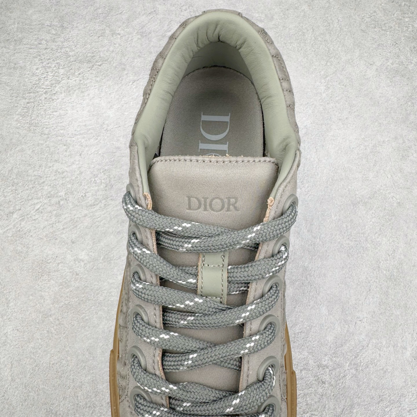 图片[5]-＃纯原 Dior B33 迪奥印花系带时尚运动板鞋网球鞋 全套原厂新版原纸板楦头开发 原厂特供皮料加持 原档数据大底 高频字母排版细节 还原 Zp 高端零售特供批次 2023秋季新品 彰显非凡的精湛工艺 重新诠释经典的网球鞋 时尚的廓形突显厚实感 采用全新的拉绒马海毛针织面料 突显柔软触感与富有层次感的流行色彩 搭配棕色绒面革镶片提升格调 别具一格的加垫鞋舌点缀以压花效果Dior标志 后侧点缀以Dior 30Avenue Montaigne标志 可为各式休闲造型增添时尚气质 尺码：40 41 42 43 44 45 46-选品中心