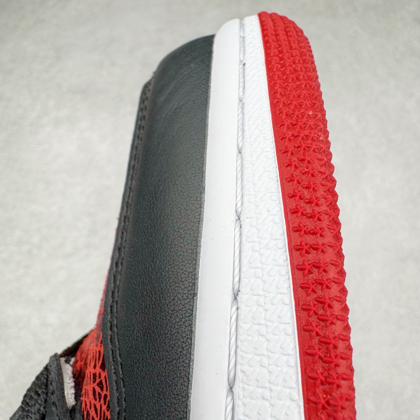图片[14]-＃KZ神版莞产 Air Jordan AJ1 Retro High 高帮 红宝石红蛇 FD2596-602 外贸特供批次 终端控货优势输出 新配色不断更新开发 市场中端王者 全套原纸板楦头开发 确保原汁原味 完美呈现一代版型 一比一鞋头弧度高度鞋身弧度 此版本只针对中端市场 细节品控鞋型随意秒杀市面同价位 鞋型完美 不臃肿别扭 头层皮料加持 用料绝不含糊 进口玻璃冲刀皮料裁剪零毛边 电脑针车工艺 超高鞋面清洁度 最高QC检验标准 控制溢胶瑕疵 原盒原配 飞翼3D高频深度立体 工艺方面大到整体鞋型 漏斗收腰 底线拉帮 LOGO立体程度 小到针眼排布 载片对称 冲孔效果 鞋标规范 鞋垫背胶等等 无一不是口碑收割 每双都是一个回头客 尺码：36 36.5 37.5 38 38.5 39 40 40.5 41 42 42.5 43 44 44.5 45 46 47.5-选品中心