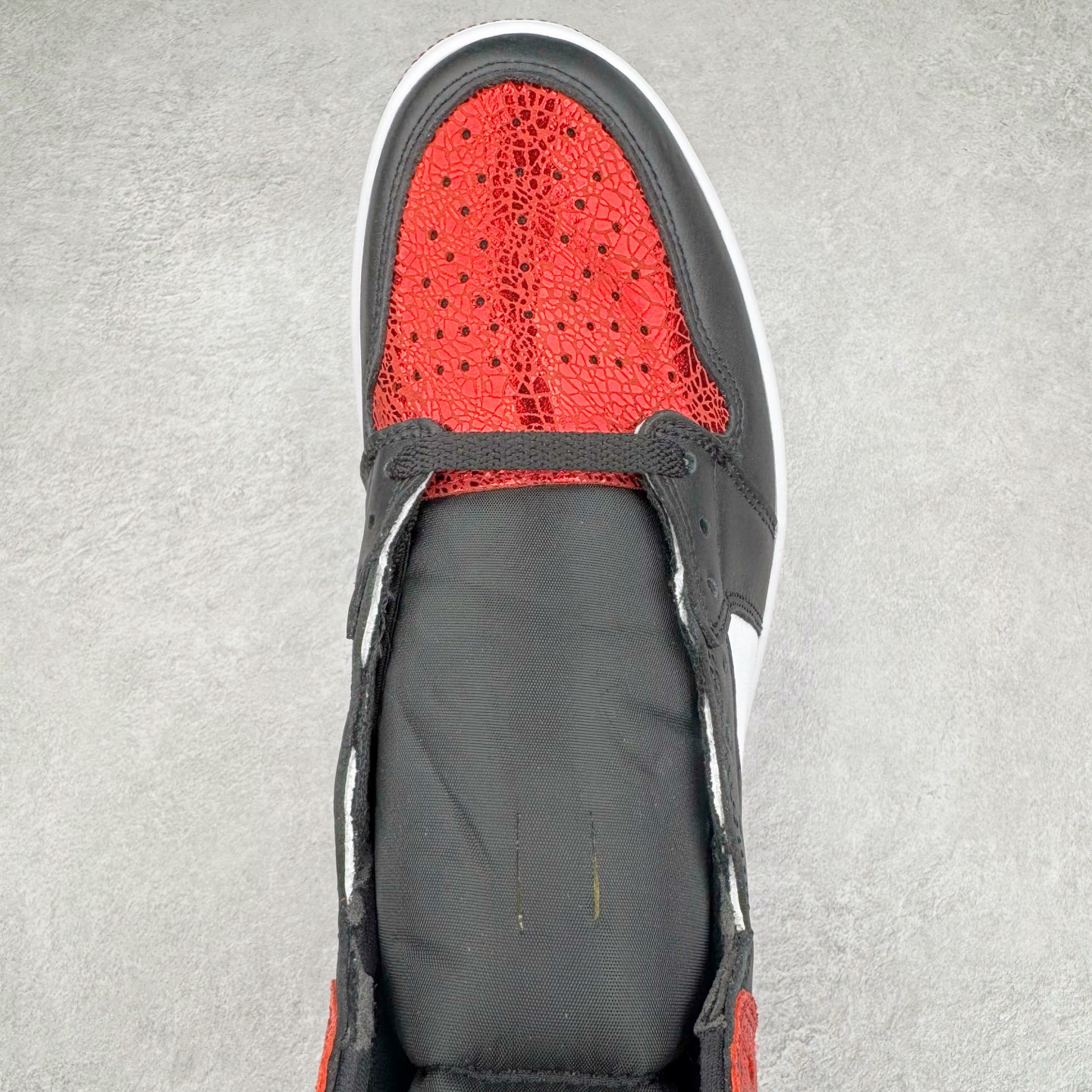 图片[4]-＃KZ神版莞产 Air Jordan AJ1 Retro High 高帮 红宝石红蛇 FD2596-602 外贸特供批次 终端控货优势输出 新配色不断更新开发 市场中端王者 全套原纸板楦头开发 确保原汁原味 完美呈现一代版型 一比一鞋头弧度高度鞋身弧度 此版本只针对中端市场 细节品控鞋型随意秒杀市面同价位 鞋型完美 不臃肿别扭 头层皮料加持 用料绝不含糊 进口玻璃冲刀皮料裁剪零毛边 电脑针车工艺 超高鞋面清洁度 最高QC检验标准 控制溢胶瑕疵 原盒原配 飞翼3D高频深度立体 工艺方面大到整体鞋型 漏斗收腰 底线拉帮 LOGO立体程度 小到针眼排布 载片对称 冲孔效果 鞋标规范 鞋垫背胶等等 无一不是口碑收割 每双都是一个回头客 尺码：36 36.5 37.5 38 38.5 39 40 40.5 41 42 42.5 43 44 44.5 45 46 47.5-选品中心