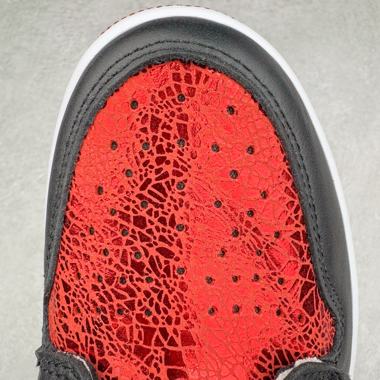 图片[15]-＃KZ神版莞产 Air Jordan AJ1 Retro High 高帮 红宝石红蛇 FD2596-602 外贸特供批次 终端控货优势输出 新配色不断更新开发 市场中端王者 全套原纸板楦头开发 确保原汁原味 完美呈现一代版型 一比一鞋头弧度高度鞋身弧度 此版本只针对中端市场 细节品控鞋型随意秒杀市面同价位 鞋型完美 不臃肿别扭 头层皮料加持 用料绝不含糊 进口玻璃冲刀皮料裁剪零毛边 电脑针车工艺 超高鞋面清洁度 最高QC检验标准 控制溢胶瑕疵 原盒原配 飞翼3D高频深度立体 工艺方面大到整体鞋型 漏斗收腰 底线拉帮 LOGO立体程度 小到针眼排布 载片对称 冲孔效果 鞋标规范 鞋垫背胶等等 无一不是口碑收割 每双都是一个回头客 尺码：36 36.5 37.5 38 38.5 39 40 40.5 41 42 42.5 43 44 44.5 45 46 47.5-选品中心