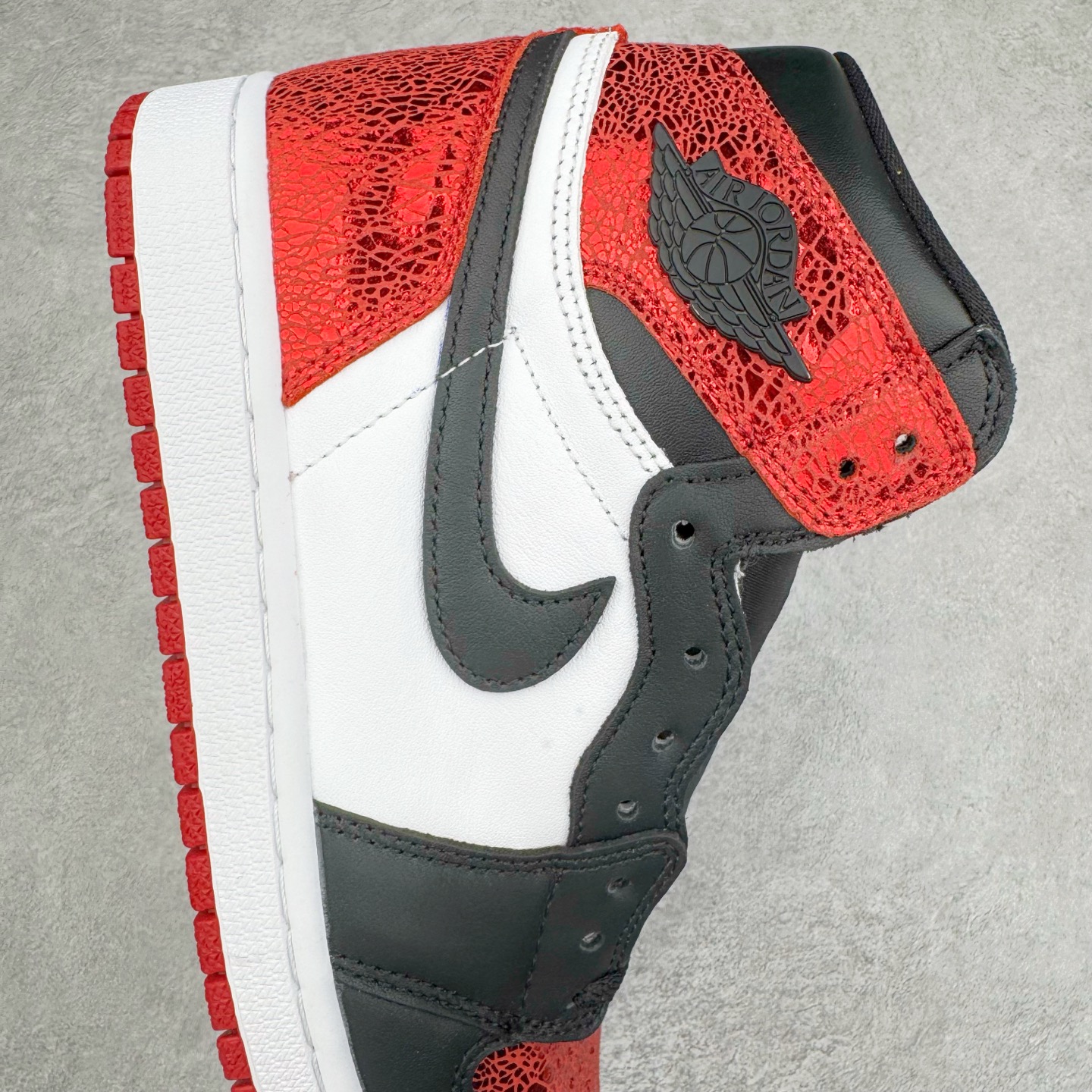 图片[6]-＃KZ神版莞产 Air Jordan AJ1 Retro High 高帮 红宝石红蛇 FD2596-602 外贸特供批次 终端控货优势输出 新配色不断更新开发 市场中端王者 全套原纸板楦头开发 确保原汁原味 完美呈现一代版型 一比一鞋头弧度高度鞋身弧度 此版本只针对中端市场 细节品控鞋型随意秒杀市面同价位 鞋型完美 不臃肿别扭 头层皮料加持 用料绝不含糊 进口玻璃冲刀皮料裁剪零毛边 电脑针车工艺 超高鞋面清洁度 最高QC检验标准 控制溢胶瑕疵 原盒原配 飞翼3D高频深度立体 工艺方面大到整体鞋型 漏斗收腰 底线拉帮 LOGO立体程度 小到针眼排布 载片对称 冲孔效果 鞋标规范 鞋垫背胶等等 无一不是口碑收割 每双都是一个回头客 尺码：36 36.5 37.5 38 38.5 39 40 40.5 41 42 42.5 43 44 44.5 45 46 47.5-选品中心