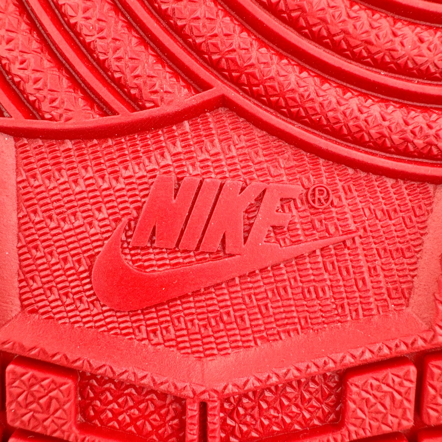 图片[20]-＃KZ神版莞产 Air Jordan AJ1 Retro High 高帮 红宝石红蛇 FD2596-602 外贸特供批次 终端控货优势输出 新配色不断更新开发 市场中端王者 全套原纸板楦头开发 确保原汁原味 完美呈现一代版型 一比一鞋头弧度高度鞋身弧度 此版本只针对中端市场 细节品控鞋型随意秒杀市面同价位 鞋型完美 不臃肿别扭 头层皮料加持 用料绝不含糊 进口玻璃冲刀皮料裁剪零毛边 电脑针车工艺 超高鞋面清洁度 最高QC检验标准 控制溢胶瑕疵 原盒原配 飞翼3D高频深度立体 工艺方面大到整体鞋型 漏斗收腰 底线拉帮 LOGO立体程度 小到针眼排布 载片对称 冲孔效果 鞋标规范 鞋垫背胶等等 无一不是口碑收割 每双都是一个回头客 尺码：36 36.5 37.5 38 38.5 39 40 40.5 41 42 42.5 43 44 44.5 45 46 47.5-选品中心