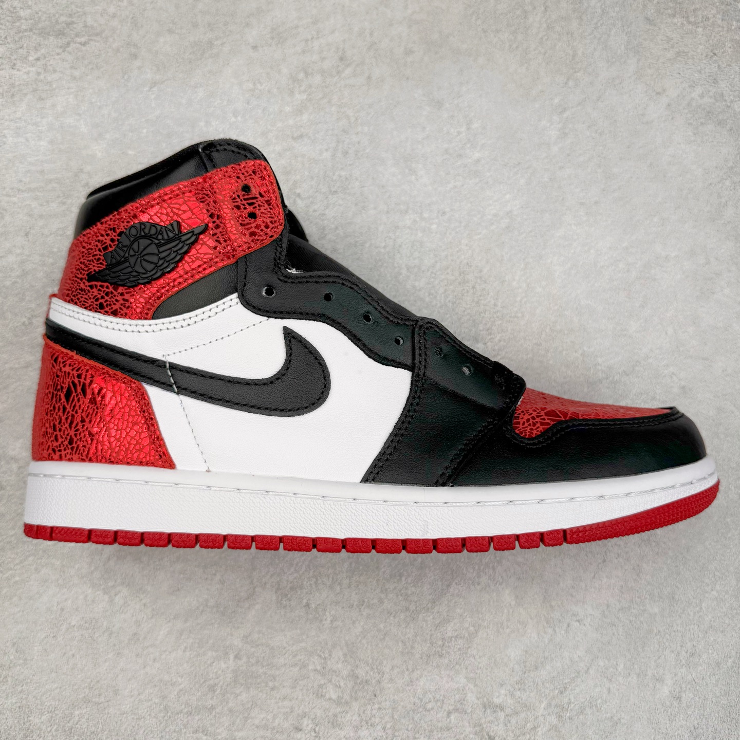 ＃KZ神版莞产 Air Jordan AJ1 Retro High 高帮 红宝石红蛇 FD2596-602 外贸特供批次 终端控货优势输出 新配色不断更新开发 市场中端王者 全套原纸板楦头开发 确保原汁原味 完美呈现一代版型 一比一鞋头弧度高度鞋身弧度 此版本只针对中端市场 细节品控鞋型随意秒杀市面同价位 鞋型完美 不臃肿别扭 头层皮料加持 用料绝不含糊 进口玻璃冲刀皮料裁剪零毛边 电脑针车工艺 超高鞋面清洁度 最高QC检验标准 控制溢胶瑕疵 原盒原配 飞翼3D高频深度立体 工艺方面大到整体鞋型 漏斗收腰 底线拉帮 LOGO立体程度 小到针眼排布 载片对称 冲孔效果 鞋标规范 鞋垫背胶等等 无一不是口碑收割 每双都是一个回头客 尺码：36 36.5 37.5 38 38.5 39 40 40.5 41 42 42.5 43 44 44.5 45 46 47.5-选品中心