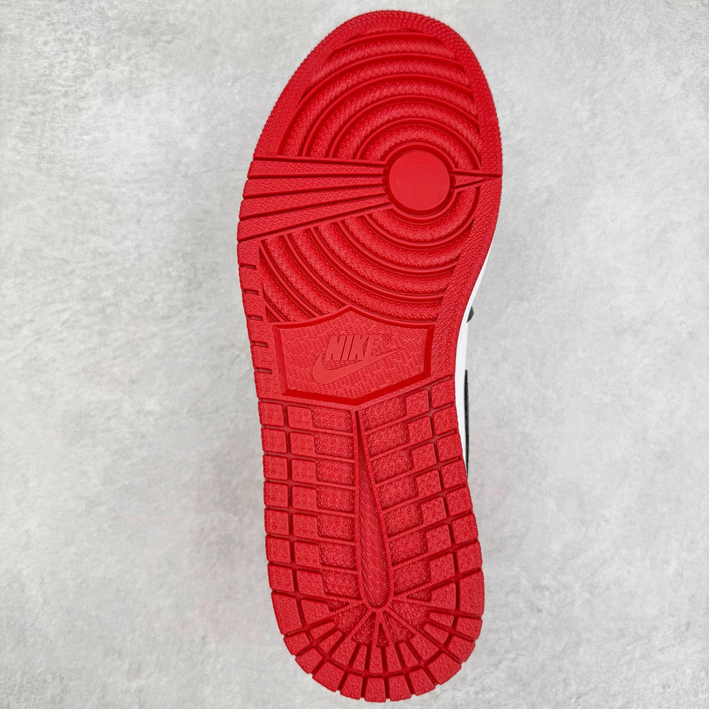 图片[9]-＃KZ神版莞产 Air Jordan AJ1 Retro High 高帮 红宝石红蛇 FD2596-602 外贸特供批次 终端控货优势输出 新配色不断更新开发 市场中端王者 全套原纸板楦头开发 确保原汁原味 完美呈现一代版型 一比一鞋头弧度高度鞋身弧度 此版本只针对中端市场 细节品控鞋型随意秒杀市面同价位 鞋型完美 不臃肿别扭 头层皮料加持 用料绝不含糊 进口玻璃冲刀皮料裁剪零毛边 电脑针车工艺 超高鞋面清洁度 最高QC检验标准 控制溢胶瑕疵 原盒原配 飞翼3D高频深度立体 工艺方面大到整体鞋型 漏斗收腰 底线拉帮 LOGO立体程度 小到针眼排布 载片对称 冲孔效果 鞋标规范 鞋垫背胶等等 无一不是口碑收割 每双都是一个回头客 尺码：36 36.5 37.5 38 38.5 39 40 40.5 41 42 42.5 43 44 44.5 45 46 47.5-选品中心