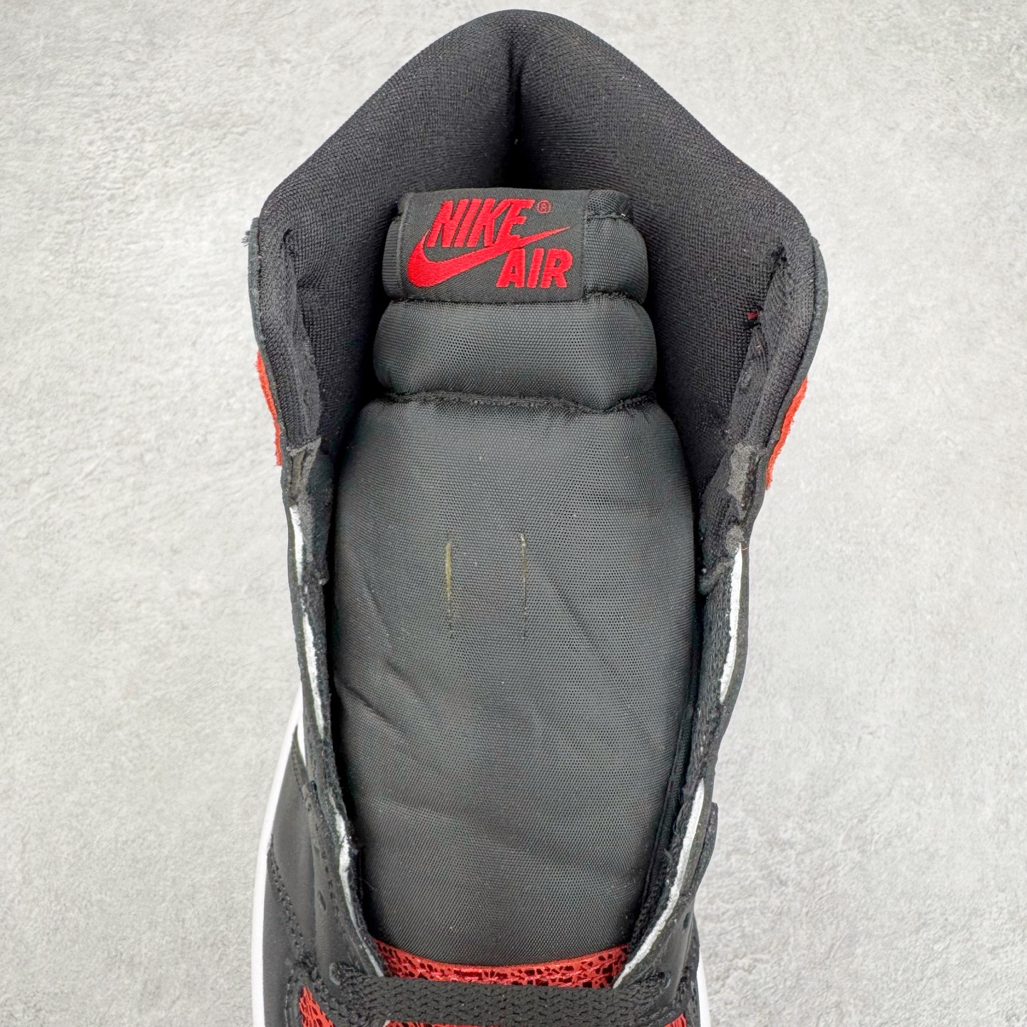 图片[5]-＃KZ神版莞产 Air Jordan AJ1 Retro High 高帮 红宝石红蛇 FD2596-602 外贸特供批次 终端控货优势输出 新配色不断更新开发 市场中端王者 全套原纸板楦头开发 确保原汁原味 完美呈现一代版型 一比一鞋头弧度高度鞋身弧度 此版本只针对中端市场 细节品控鞋型随意秒杀市面同价位 鞋型完美 不臃肿别扭 头层皮料加持 用料绝不含糊 进口玻璃冲刀皮料裁剪零毛边 电脑针车工艺 超高鞋面清洁度 最高QC检验标准 控制溢胶瑕疵 原盒原配 飞翼3D高频深度立体 工艺方面大到整体鞋型 漏斗收腰 底线拉帮 LOGO立体程度 小到针眼排布 载片对称 冲孔效果 鞋标规范 鞋垫背胶等等 无一不是口碑收割 每双都是一个回头客 尺码：36 36.5 37.5 38 38.5 39 40 40.5 41 42 42.5 43 44 44.5 45 46 47.5-选品中心