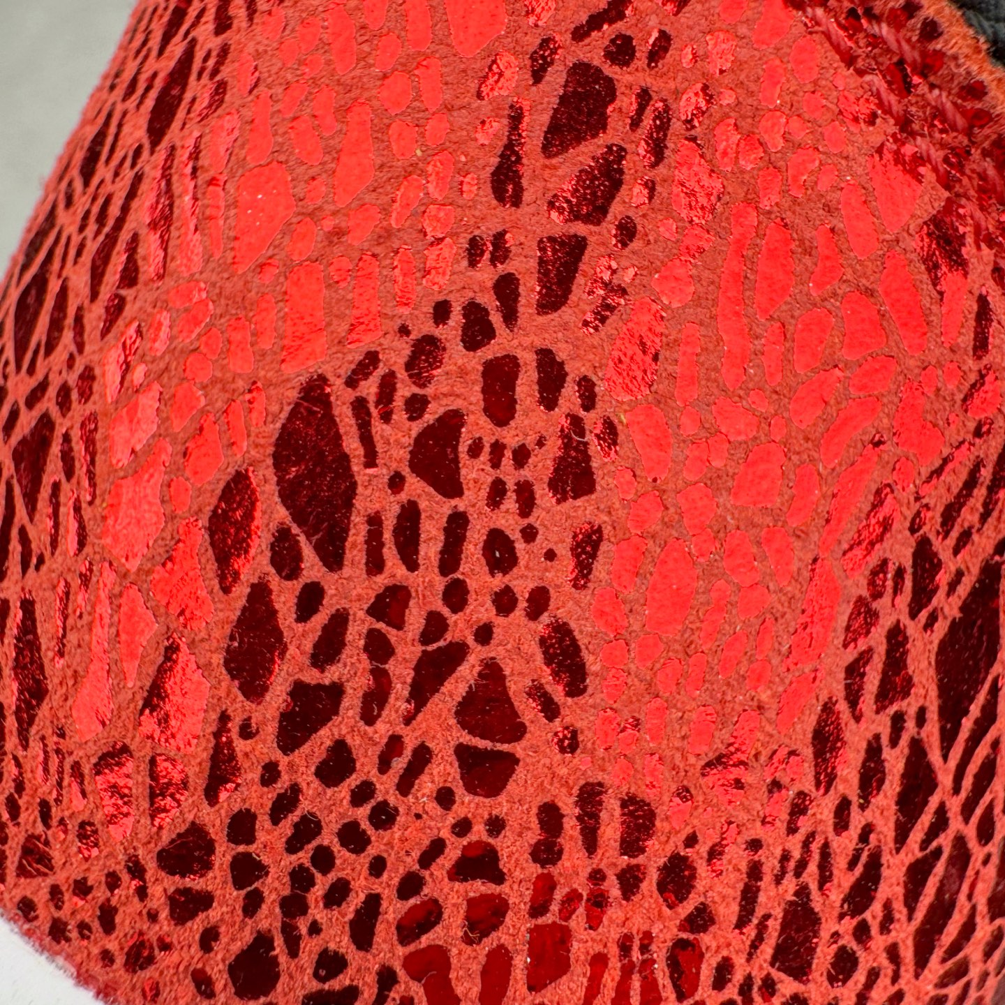 图片[17]-＃KZ神版莞产 Air Jordan AJ1 Retro High 高帮 红宝石红蛇 FD2596-602 外贸特供批次 终端控货优势输出 新配色不断更新开发 市场中端王者 全套原纸板楦头开发 确保原汁原味 完美呈现一代版型 一比一鞋头弧度高度鞋身弧度 此版本只针对中端市场 细节品控鞋型随意秒杀市面同价位 鞋型完美 不臃肿别扭 头层皮料加持 用料绝不含糊 进口玻璃冲刀皮料裁剪零毛边 电脑针车工艺 超高鞋面清洁度 最高QC检验标准 控制溢胶瑕疵 原盒原配 飞翼3D高频深度立体 工艺方面大到整体鞋型 漏斗收腰 底线拉帮 LOGO立体程度 小到针眼排布 载片对称 冲孔效果 鞋标规范 鞋垫背胶等等 无一不是口碑收割 每双都是一个回头客 尺码：36 36.5 37.5 38 38.5 39 40 40.5 41 42 42.5 43 44 44.5 45 46 47.5-选品中心