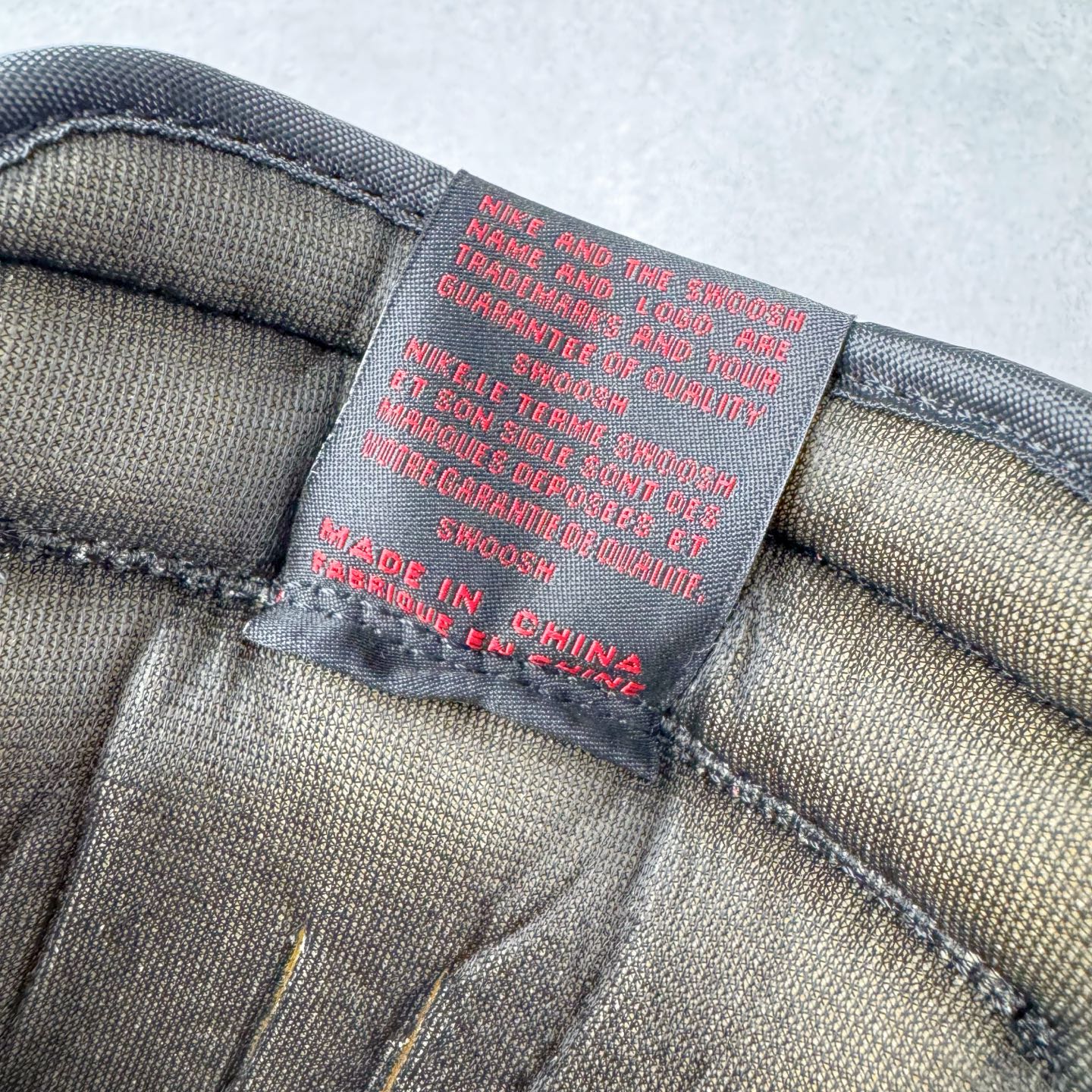 图片[10]-＃KZ神版莞产 Air Jordan AJ1 Retro High 高帮 红宝石红蛇 FD2596-602 外贸特供批次 终端控货优势输出 新配色不断更新开发 市场中端王者 全套原纸板楦头开发 确保原汁原味 完美呈现一代版型 一比一鞋头弧度高度鞋身弧度 此版本只针对中端市场 细节品控鞋型随意秒杀市面同价位 鞋型完美 不臃肿别扭 头层皮料加持 用料绝不含糊 进口玻璃冲刀皮料裁剪零毛边 电脑针车工艺 超高鞋面清洁度 最高QC检验标准 控制溢胶瑕疵 原盒原配 飞翼3D高频深度立体 工艺方面大到整体鞋型 漏斗收腰 底线拉帮 LOGO立体程度 小到针眼排布 载片对称 冲孔效果 鞋标规范 鞋垫背胶等等 无一不是口碑收割 每双都是一个回头客 尺码：36 36.5 37.5 38 38.5 39 40 40.5 41 42 42.5 43 44 44.5 45 46 47.5-选品中心