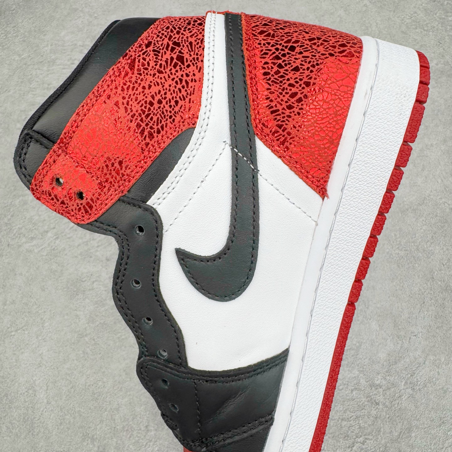 图片[7]-＃KZ神版莞产 Air Jordan AJ1 Retro High 高帮 红宝石红蛇 FD2596-602 外贸特供批次 终端控货优势输出 新配色不断更新开发 市场中端王者 全套原纸板楦头开发 确保原汁原味 完美呈现一代版型 一比一鞋头弧度高度鞋身弧度 此版本只针对中端市场 细节品控鞋型随意秒杀市面同价位 鞋型完美 不臃肿别扭 头层皮料加持 用料绝不含糊 进口玻璃冲刀皮料裁剪零毛边 电脑针车工艺 超高鞋面清洁度 最高QC检验标准 控制溢胶瑕疵 原盒原配 飞翼3D高频深度立体 工艺方面大到整体鞋型 漏斗收腰 底线拉帮 LOGO立体程度 小到针眼排布 载片对称 冲孔效果 鞋标规范 鞋垫背胶等等 无一不是口碑收割 每双都是一个回头客 尺码：36 36.5 37.5 38 38.5 39 40 40.5 41 42 42.5 43 44 44.5 45 46 47.5-选品中心