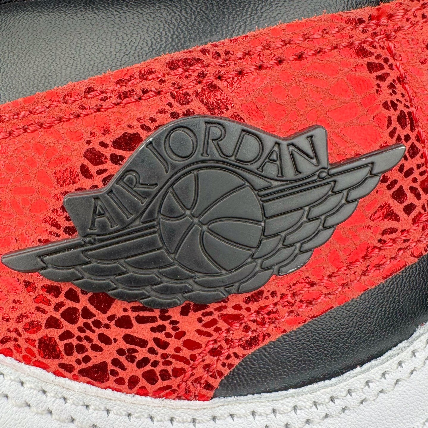 图片[18]-＃KZ神版莞产 Air Jordan AJ1 Retro High 高帮 红宝石红蛇 FD2596-602 外贸特供批次 终端控货优势输出 新配色不断更新开发 市场中端王者 全套原纸板楦头开发 确保原汁原味 完美呈现一代版型 一比一鞋头弧度高度鞋身弧度 此版本只针对中端市场 细节品控鞋型随意秒杀市面同价位 鞋型完美 不臃肿别扭 头层皮料加持 用料绝不含糊 进口玻璃冲刀皮料裁剪零毛边 电脑针车工艺 超高鞋面清洁度 最高QC检验标准 控制溢胶瑕疵 原盒原配 飞翼3D高频深度立体 工艺方面大到整体鞋型 漏斗收腰 底线拉帮 LOGO立体程度 小到针眼排布 载片对称 冲孔效果 鞋标规范 鞋垫背胶等等 无一不是口碑收割 每双都是一个回头客 尺码：36 36.5 37.5 38 38.5 39 40 40.5 41 42 42.5 43 44 44.5 45 46 47.5-选品中心