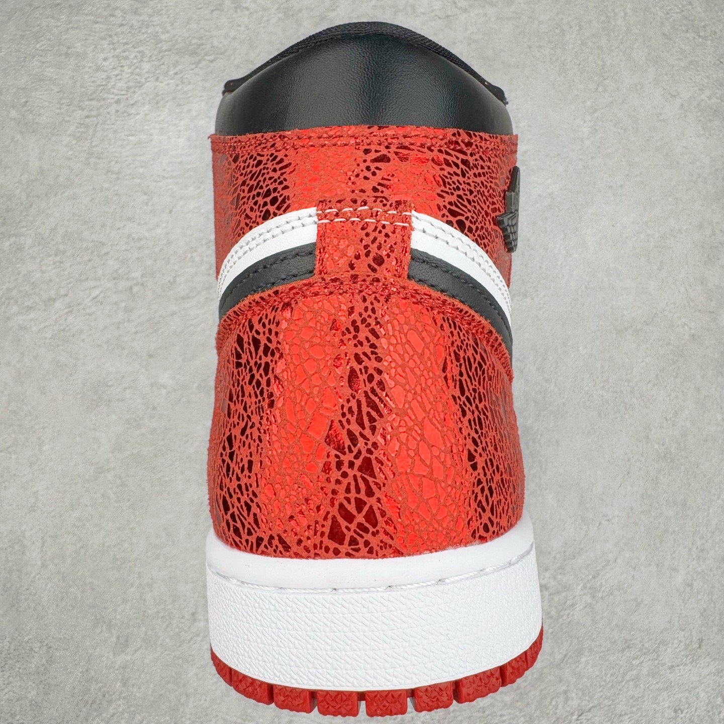 图片[8]-＃KZ神版莞产 Air Jordan AJ1 Retro High 高帮 红宝石红蛇 FD2596-602 外贸特供批次 终端控货优势输出 新配色不断更新开发 市场中端王者 全套原纸板楦头开发 确保原汁原味 完美呈现一代版型 一比一鞋头弧度高度鞋身弧度 此版本只针对中端市场 细节品控鞋型随意秒杀市面同价位 鞋型完美 不臃肿别扭 头层皮料加持 用料绝不含糊 进口玻璃冲刀皮料裁剪零毛边 电脑针车工艺 超高鞋面清洁度 最高QC检验标准 控制溢胶瑕疵 原盒原配 飞翼3D高频深度立体 工艺方面大到整体鞋型 漏斗收腰 底线拉帮 LOGO立体程度 小到针眼排布 载片对称 冲孔效果 鞋标规范 鞋垫背胶等等 无一不是口碑收割 每双都是一个回头客 尺码：36 36.5 37.5 38 38.5 39 40 40.5 41 42 42.5 43 44 44.5 45 46 47.5-选品中心