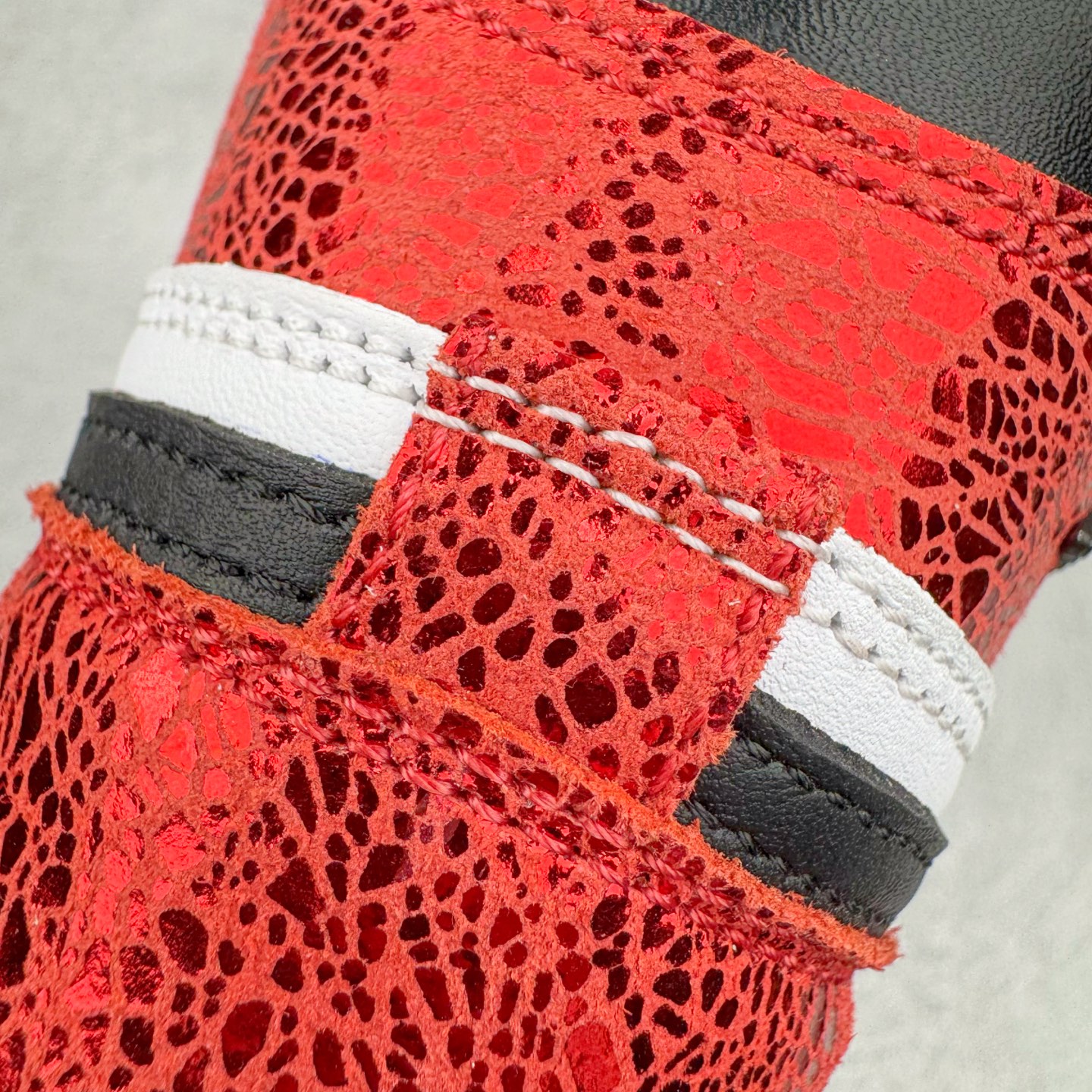 图片[16]-＃KZ神版莞产 Air Jordan AJ1 Retro High 高帮 红宝石红蛇 FD2596-602 外贸特供批次 终端控货优势输出 新配色不断更新开发 市场中端王者 全套原纸板楦头开发 确保原汁原味 完美呈现一代版型 一比一鞋头弧度高度鞋身弧度 此版本只针对中端市场 细节品控鞋型随意秒杀市面同价位 鞋型完美 不臃肿别扭 头层皮料加持 用料绝不含糊 进口玻璃冲刀皮料裁剪零毛边 电脑针车工艺 超高鞋面清洁度 最高QC检验标准 控制溢胶瑕疵 原盒原配 飞翼3D高频深度立体 工艺方面大到整体鞋型 漏斗收腰 底线拉帮 LOGO立体程度 小到针眼排布 载片对称 冲孔效果 鞋标规范 鞋垫背胶等等 无一不是口碑收割 每双都是一个回头客 尺码：36 36.5 37.5 38 38.5 39 40 40.5 41 42 42.5 43 44 44.5 45 46 47.5-选品中心