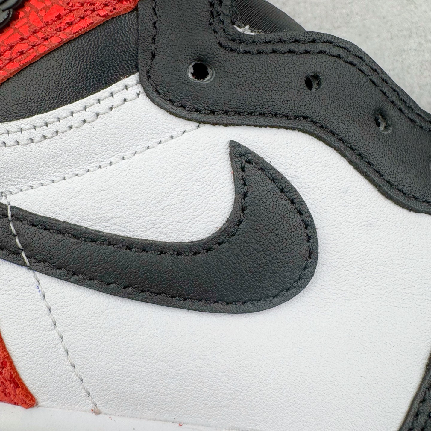 图片[19]-＃KZ神版莞产 Air Jordan AJ1 Retro High 高帮 红宝石红蛇 FD2596-602 外贸特供批次 终端控货优势输出 新配色不断更新开发 市场中端王者 全套原纸板楦头开发 确保原汁原味 完美呈现一代版型 一比一鞋头弧度高度鞋身弧度 此版本只针对中端市场 细节品控鞋型随意秒杀市面同价位 鞋型完美 不臃肿别扭 头层皮料加持 用料绝不含糊 进口玻璃冲刀皮料裁剪零毛边 电脑针车工艺 超高鞋面清洁度 最高QC检验标准 控制溢胶瑕疵 原盒原配 飞翼3D高频深度立体 工艺方面大到整体鞋型 漏斗收腰 底线拉帮 LOGO立体程度 小到针眼排布 载片对称 冲孔效果 鞋标规范 鞋垫背胶等等 无一不是口碑收割 每双都是一个回头客 尺码：36 36.5 37.5 38 38.5 39 40 40.5 41 42 42.5 43 44 44.5 45 46 47.5-选品中心