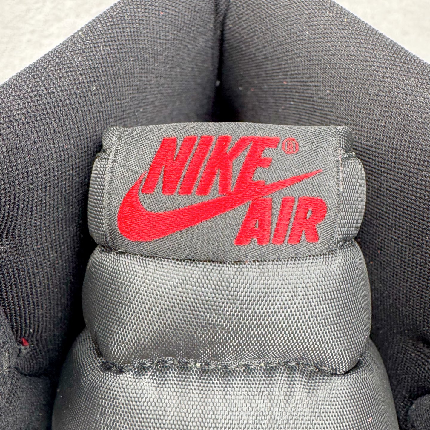 图片[13]-＃KZ神版莞产 Air Jordan AJ1 Retro High 高帮 红宝石红蛇 FD2596-602 外贸特供批次 终端控货优势输出 新配色不断更新开发 市场中端王者 全套原纸板楦头开发 确保原汁原味 完美呈现一代版型 一比一鞋头弧度高度鞋身弧度 此版本只针对中端市场 细节品控鞋型随意秒杀市面同价位 鞋型完美 不臃肿别扭 头层皮料加持 用料绝不含糊 进口玻璃冲刀皮料裁剪零毛边 电脑针车工艺 超高鞋面清洁度 最高QC检验标准 控制溢胶瑕疵 原盒原配 飞翼3D高频深度立体 工艺方面大到整体鞋型 漏斗收腰 底线拉帮 LOGO立体程度 小到针眼排布 载片对称 冲孔效果 鞋标规范 鞋垫背胶等等 无一不是口碑收割 每双都是一个回头客 尺码：36 36.5 37.5 38 38.5 39 40 40.5 41 42 42.5 43 44 44.5 45 46 47.5-选品中心