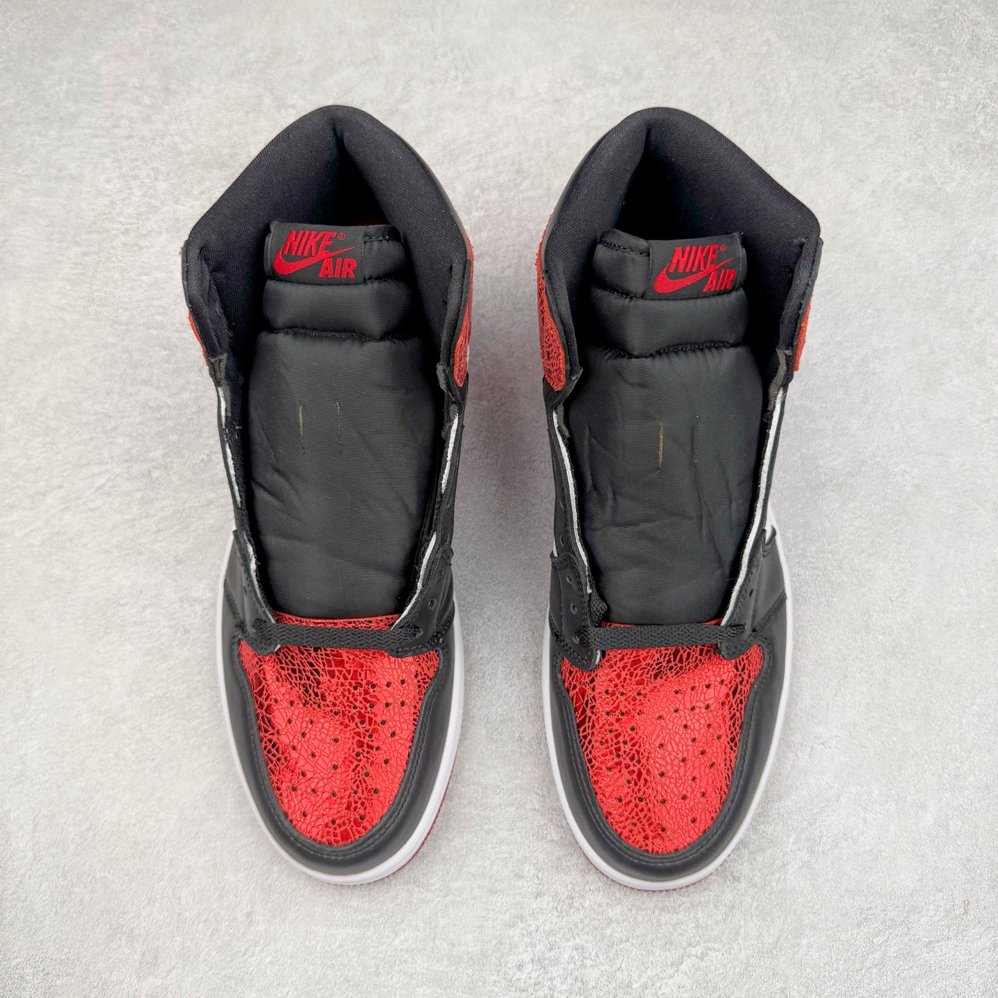 图片[2]-＃KZ神版莞产 Air Jordan AJ1 Retro High 高帮 红宝石红蛇 FD2596-602 外贸特供批次 终端控货优势输出 新配色不断更新开发 市场中端王者 全套原纸板楦头开发 确保原汁原味 完美呈现一代版型 一比一鞋头弧度高度鞋身弧度 此版本只针对中端市场 细节品控鞋型随意秒杀市面同价位 鞋型完美 不臃肿别扭 头层皮料加持 用料绝不含糊 进口玻璃冲刀皮料裁剪零毛边 电脑针车工艺 超高鞋面清洁度 最高QC检验标准 控制溢胶瑕疵 原盒原配 飞翼3D高频深度立体 工艺方面大到整体鞋型 漏斗收腰 底线拉帮 LOGO立体程度 小到针眼排布 载片对称 冲孔效果 鞋标规范 鞋垫背胶等等 无一不是口碑收割 每双都是一个回头客 尺码：36 36.5 37.5 38 38.5 39 40 40.5 41 42 42.5 43 44 44.5 45 46 47.5-选品中心