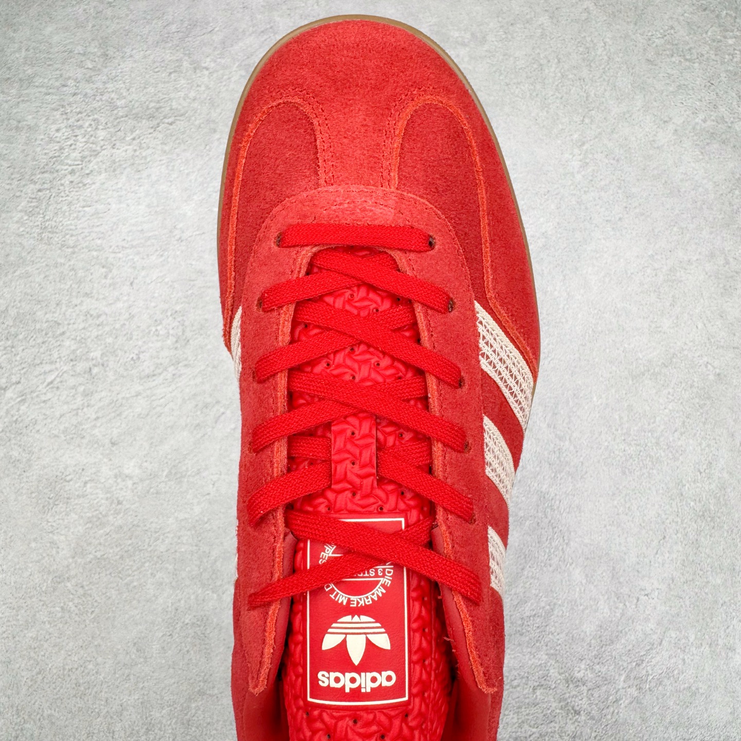 图片[4]-＃S2纯原 AD Original Gazelle Indoor Trainers 瞪羚室内鞋系列低帮复古百搭休闲运动德训风板鞋 JI2756 高端零售特供批次 原厂定制长毛翻毛皮组合环保纤维革鞋面材质 内置环保海玻璃鞋垫 外置RB橡胶大底 产品品控稳定性领先行业 原厂全套原楦原纸板冲刀磨具开发 原厂皮料加持 原厂港宝加持定型后跟R度完美 将复古进行到底 简约流畅 三十年不变经典 这款Gazelle运动鞋 无论面料、配色、质感或设计 都只在重现其1991年原款的经典 皮革鞋面 撞色三条纹和鞋跟标的设计 力求呈现90年代的经典复古风潮 Samba火热的同时 也带动了其它的复古鞋型 Gazelle便是其中一只 Gazelle Indoor拥有包边更宽的T字型鞋头 更好的保护运动员的前掌 浓浓的复古氛围感 非常适合现在流行的Cleanfit风格 尺码：36 36.5 37.5 38 38.5 39 40 40.5 41 42 42.5 43 44 44.5 45 46-选品中心