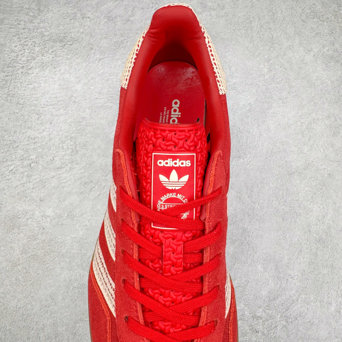 图片[5]-＃S2纯原 AD Original Gazelle Indoor Trainers 瞪羚室内鞋系列低帮复古百搭休闲运动德训风板鞋 JI2756 高端零售特供批次 原厂定制长毛翻毛皮组合环保纤维革鞋面材质 内置环保海玻璃鞋垫 外置RB橡胶大底 产品品控稳定性领先行业 原厂全套原楦原纸板冲刀磨具开发 原厂皮料加持 原厂港宝加持定型后跟R度完美 将复古进行到底 简约流畅 三十年不变经典 这款Gazelle运动鞋 无论面料、配色、质感或设计 都只在重现其1991年原款的经典 皮革鞋面 撞色三条纹和鞋跟标的设计 力求呈现90年代的经典复古风潮 Samba火热的同时 也带动了其它的复古鞋型 Gazelle便是其中一只 Gazelle Indoor拥有包边更宽的T字型鞋头 更好的保护运动员的前掌 浓浓的复古氛围感 非常适合现在流行的Cleanfit风格 尺码：36 36.5 37.5 38 38.5 39 40 40.5 41 42 42.5 43 44 44.5 45 46-选品中心