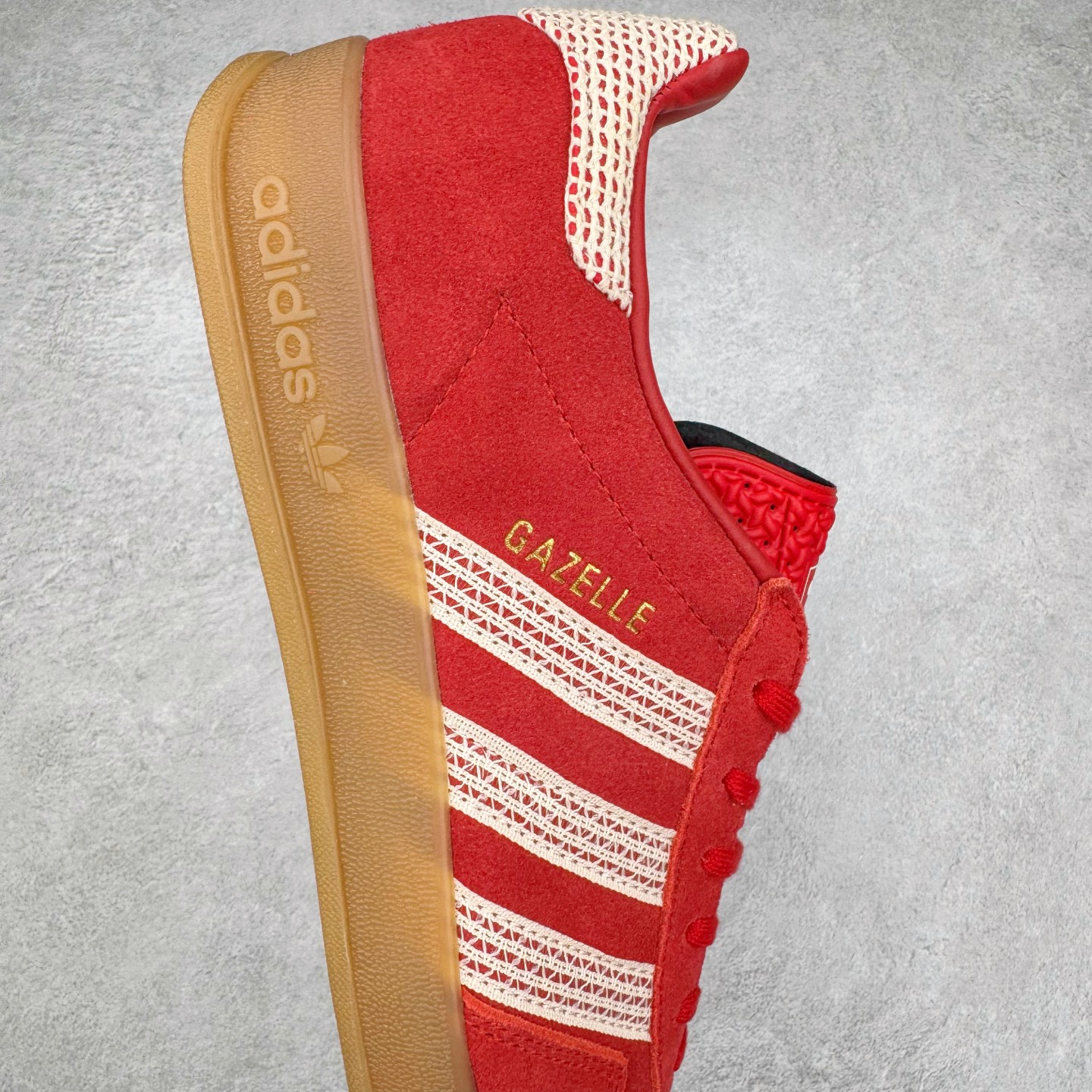 图片[6]-＃S2纯原 AD Original Gazelle Indoor Trainers 瞪羚室内鞋系列低帮复古百搭休闲运动德训风板鞋 JI2756 高端零售特供批次 原厂定制长毛翻毛皮组合环保纤维革鞋面材质 内置环保海玻璃鞋垫 外置RB橡胶大底 产品品控稳定性领先行业 原厂全套原楦原纸板冲刀磨具开发 原厂皮料加持 原厂港宝加持定型后跟R度完美 将复古进行到底 简约流畅 三十年不变经典 这款Gazelle运动鞋 无论面料、配色、质感或设计 都只在重现其1991年原款的经典 皮革鞋面 撞色三条纹和鞋跟标的设计 力求呈现90年代的经典复古风潮 Samba火热的同时 也带动了其它的复古鞋型 Gazelle便是其中一只 Gazelle Indoor拥有包边更宽的T字型鞋头 更好的保护运动员的前掌 浓浓的复古氛围感 非常适合现在流行的Cleanfit风格 尺码：36 36.5 37.5 38 38.5 39 40 40.5 41 42 42.5 43 44 44.5 45 46-选品中心