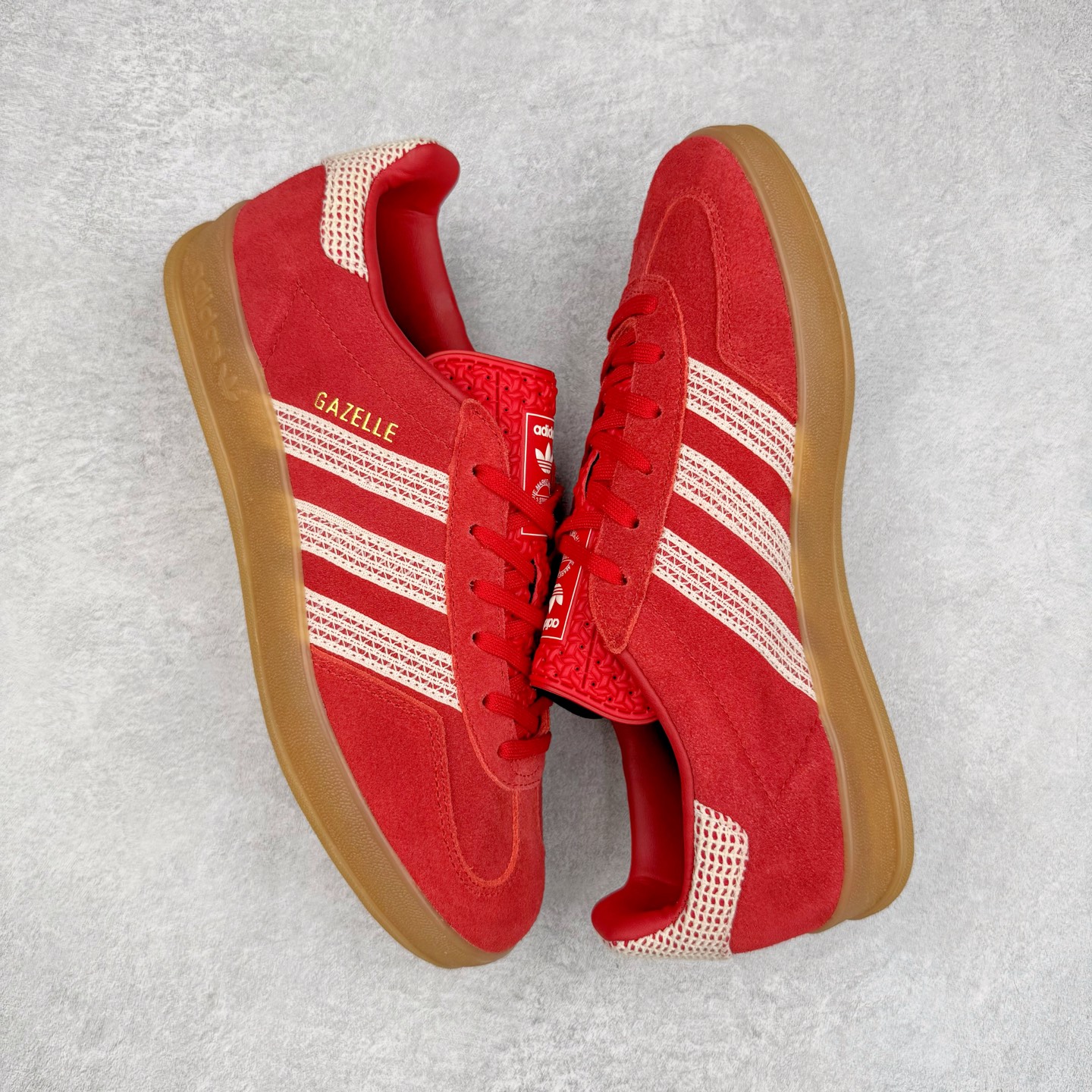 图片[3]-＃S2纯原 AD Original Gazelle Indoor Trainers 瞪羚室内鞋系列低帮复古百搭休闲运动德训风板鞋 JI2756 高端零售特供批次 原厂定制长毛翻毛皮组合环保纤维革鞋面材质 内置环保海玻璃鞋垫 外置RB橡胶大底 产品品控稳定性领先行业 原厂全套原楦原纸板冲刀磨具开发 原厂皮料加持 原厂港宝加持定型后跟R度完美 将复古进行到底 简约流畅 三十年不变经典 这款Gazelle运动鞋 无论面料、配色、质感或设计 都只在重现其1991年原款的经典 皮革鞋面 撞色三条纹和鞋跟标的设计 力求呈现90年代的经典复古风潮 Samba火热的同时 也带动了其它的复古鞋型 Gazelle便是其中一只 Gazelle Indoor拥有包边更宽的T字型鞋头 更好的保护运动员的前掌 浓浓的复古氛围感 非常适合现在流行的Cleanfit风格 尺码：36 36.5 37.5 38 38.5 39 40 40.5 41 42 42.5 43 44 44.5 45 46-选品中心