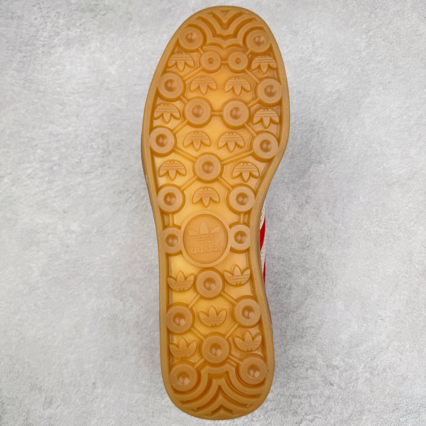 图片[9]-＃S2纯原 AD Original Gazelle Indoor Trainers 瞪羚室内鞋系列低帮复古百搭休闲运动德训风板鞋 JI2756 高端零售特供批次 原厂定制长毛翻毛皮组合环保纤维革鞋面材质 内置环保海玻璃鞋垫 外置RB橡胶大底 产品品控稳定性领先行业 原厂全套原楦原纸板冲刀磨具开发 原厂皮料加持 原厂港宝加持定型后跟R度完美 将复古进行到底 简约流畅 三十年不变经典 这款Gazelle运动鞋 无论面料、配色、质感或设计 都只在重现其1991年原款的经典 皮革鞋面 撞色三条纹和鞋跟标的设计 力求呈现90年代的经典复古风潮 Samba火热的同时 也带动了其它的复古鞋型 Gazelle便是其中一只 Gazelle Indoor拥有包边更宽的T字型鞋头 更好的保护运动员的前掌 浓浓的复古氛围感 非常适合现在流行的Cleanfit风格 尺码：36 36.5 37.5 38 38.5 39 40 40.5 41 42 42.5 43 44 44.5 45 46-选品中心