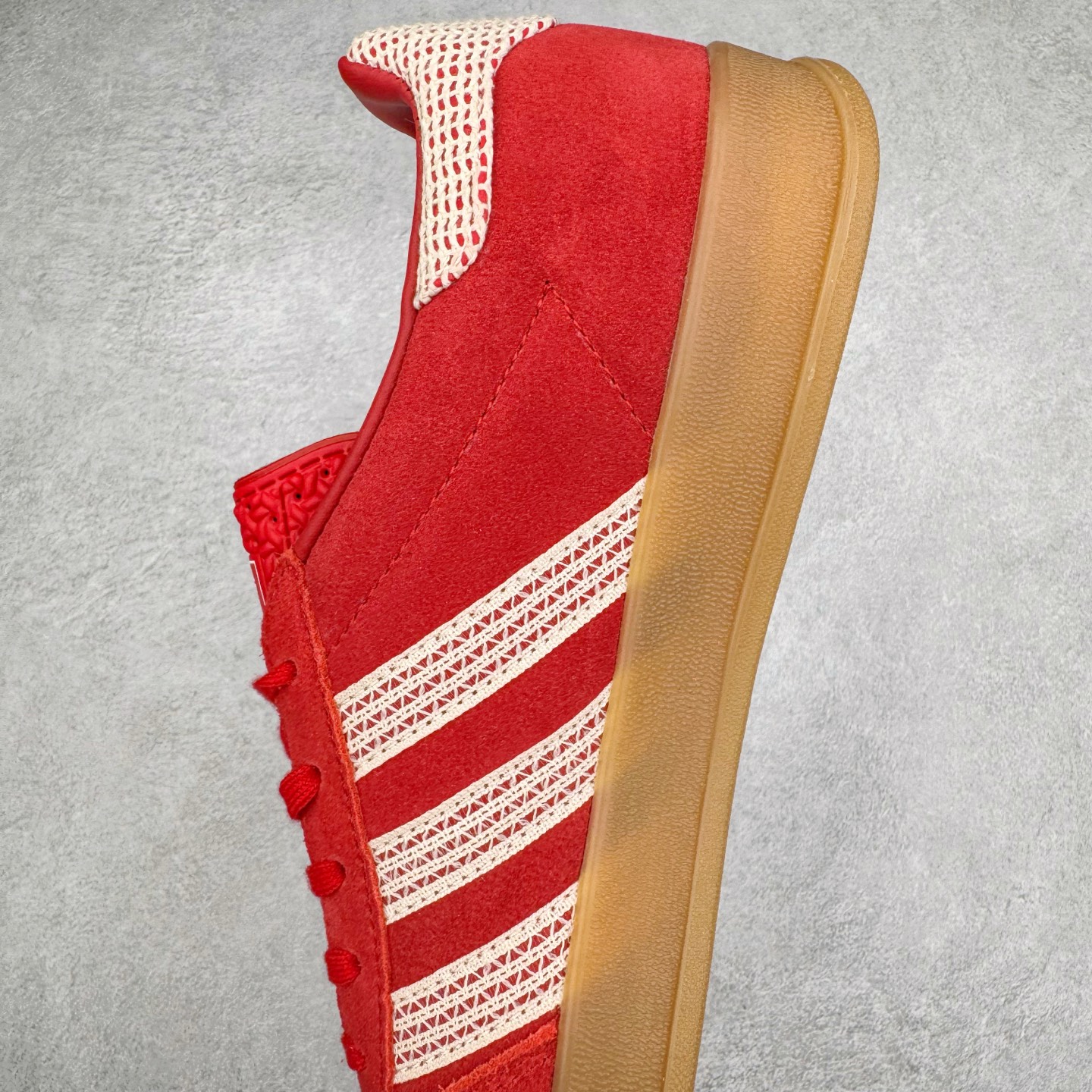 图片[7]-＃S2纯原 AD Original Gazelle Indoor Trainers 瞪羚室内鞋系列低帮复古百搭休闲运动德训风板鞋 JI2756 高端零售特供批次 原厂定制长毛翻毛皮组合环保纤维革鞋面材质 内置环保海玻璃鞋垫 外置RB橡胶大底 产品品控稳定性领先行业 原厂全套原楦原纸板冲刀磨具开发 原厂皮料加持 原厂港宝加持定型后跟R度完美 将复古进行到底 简约流畅 三十年不变经典 这款Gazelle运动鞋 无论面料、配色、质感或设计 都只在重现其1991年原款的经典 皮革鞋面 撞色三条纹和鞋跟标的设计 力求呈现90年代的经典复古风潮 Samba火热的同时 也带动了其它的复古鞋型 Gazelle便是其中一只 Gazelle Indoor拥有包边更宽的T字型鞋头 更好的保护运动员的前掌 浓浓的复古氛围感 非常适合现在流行的Cleanfit风格 尺码：36 36.5 37.5 38 38.5 39 40 40.5 41 42 42.5 43 44 44.5 45 46-选品中心