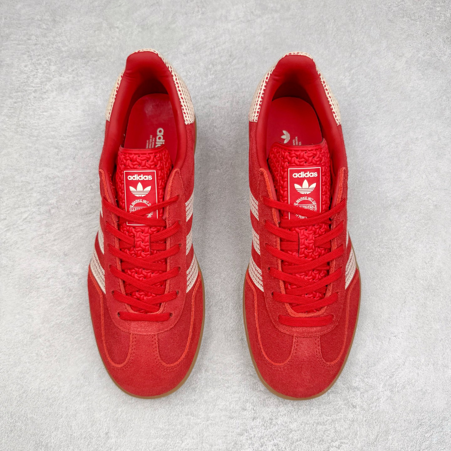 图片[2]-＃S2纯原 AD Original Gazelle Indoor Trainers 瞪羚室内鞋系列低帮复古百搭休闲运动德训风板鞋 JI2756 高端零售特供批次 原厂定制长毛翻毛皮组合环保纤维革鞋面材质 内置环保海玻璃鞋垫 外置RB橡胶大底 产品品控稳定性领先行业 原厂全套原楦原纸板冲刀磨具开发 原厂皮料加持 原厂港宝加持定型后跟R度完美 将复古进行到底 简约流畅 三十年不变经典 这款Gazelle运动鞋 无论面料、配色、质感或设计 都只在重现其1991年原款的经典 皮革鞋面 撞色三条纹和鞋跟标的设计 力求呈现90年代的经典复古风潮 Samba火热的同时 也带动了其它的复古鞋型 Gazelle便是其中一只 Gazelle Indoor拥有包边更宽的T字型鞋头 更好的保护运动员的前掌 浓浓的复古氛围感 非常适合现在流行的Cleanfit风格 尺码：36 36.5 37.5 38 38.5 39 40 40.5 41 42 42.5 43 44 44.5 45 46-选品中心