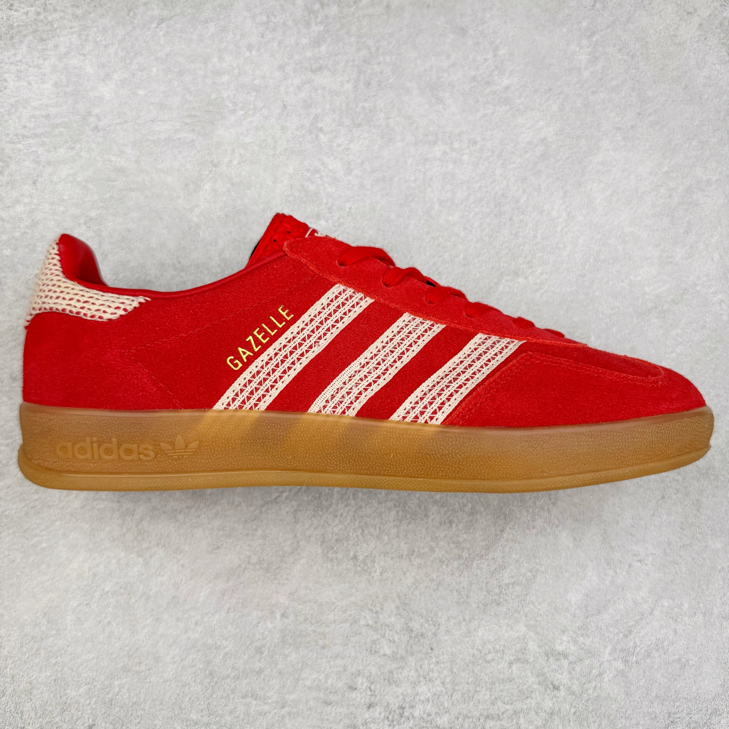 ＃S2纯原 AD Original Gazelle Indoor Trainers 瞪羚室内鞋系列低帮复古百搭休闲运动德训风板鞋 JI2756 高端零售特供批次 原厂定制长毛翻毛皮组合环保纤维革鞋面材质 内置环保海玻璃鞋垫 外置RB橡胶大底 产品品控稳定性领先行业 原厂全套原楦原纸板冲刀磨具开发 原厂皮料加持 原厂港宝加持定型后跟R度完美 将复古进行到底 简约流畅 三十年不变经典 这款Gazelle运动鞋 无论面料、配色、质感或设计 都只在重现其1991年原款的经典 皮革鞋面 撞色三条纹和鞋跟标的设计 力求呈现90年代的经典复古风潮 Samba火热的同时 也带动了其它的复古鞋型 Gazelle便是其中一只 Gazelle Indoor拥有包边更宽的T字型鞋头 更好的保护运动员的前掌 浓浓的复古氛围感 非常适合现在流行的Cleanfit风格 尺码：36 36.5 37.5 38 38.5 39 40 40.5 41 42 42.5 43 44 44.5 45 46-选品中心
