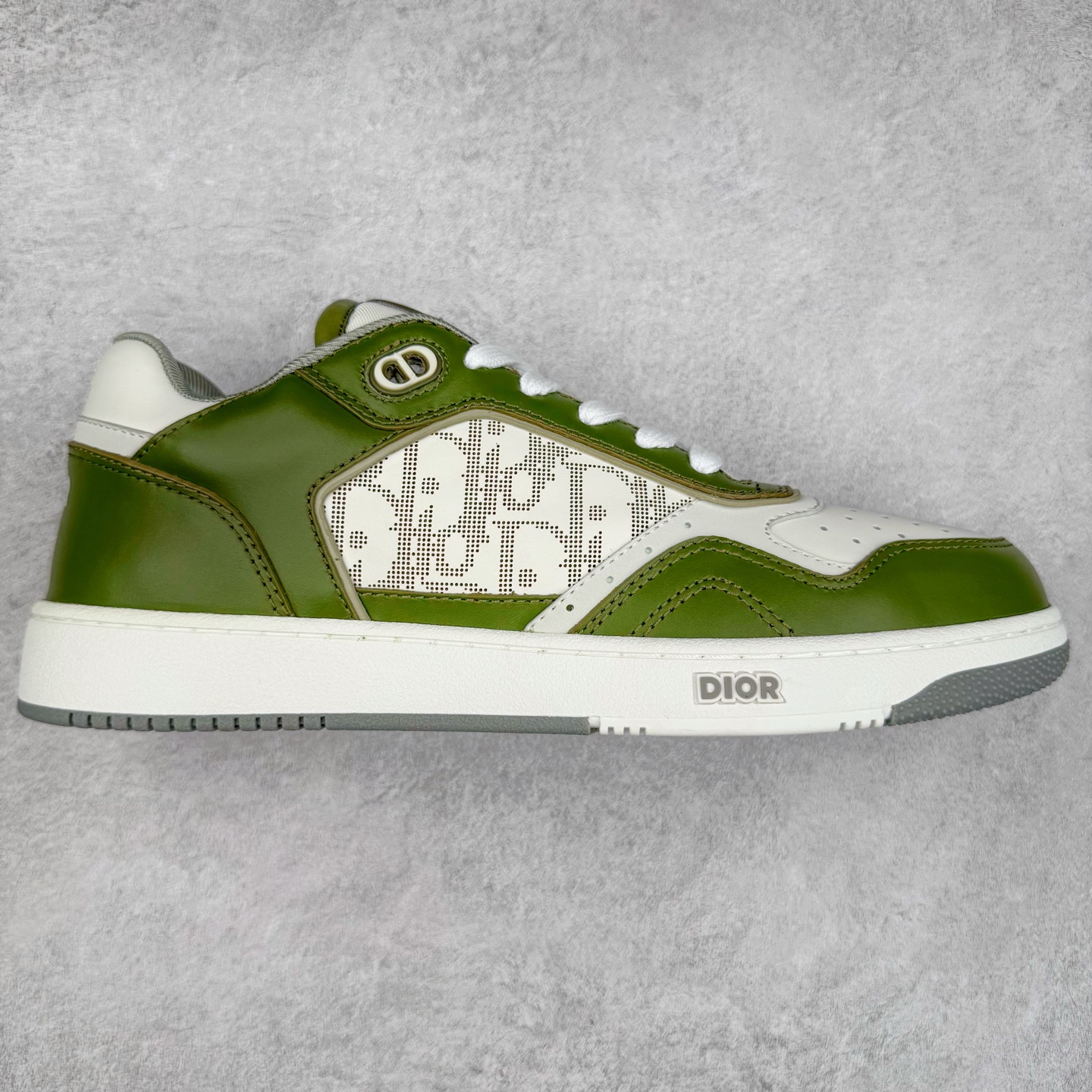 纯原 DIOR 迪奥 B27低帮 经典奢侈品休闲运动板鞋 东莞大厂生产 品质货真价实 代购级别 市面顶级版本 Oblique印花电秀 长时售卖 退换率超低这款B27运动鞋是DIOR的经典单品 和迪奥光滑牛皮革精心制作，侧面饰以米色和黑色提花Oblique印花镶边（激光冲孔）搭配CD lcon孔眼，双色橡胶鞋底，鞋舌和后跟处均饰以标志性细节，更显精致，时尚百搭，可为各种造型增光添彩 蓝色 奶油白色和迪奥灰光滑牛皮革 米色和黑色提花面料oblique印花 鞋底和鞋眼饰以DIOR标志 系带开合搭配CD·lcon孔眼网眼织物里料 双色橡胶外底 侧面缝线拼接结构 含防尘袋和一对鞋带 全套意大利正品包装 尺码 39 40 41 42 43 44 45 46-选品中心