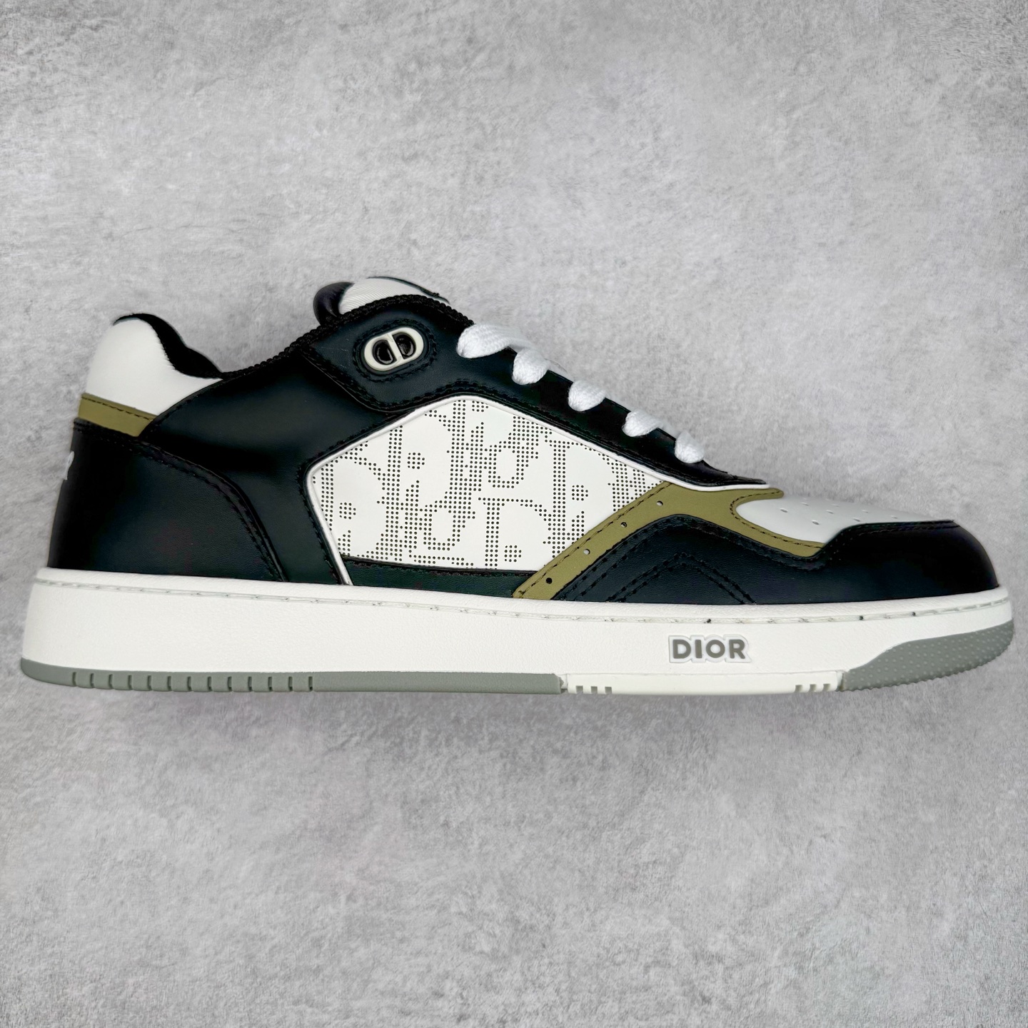 纯原 DIOR 迪奥 B27低帮 经典奢侈品休闲运动板鞋 东莞大厂生产 品质货真价实 代购级别 市面顶级版本 Oblique印花电秀 长时售卖 退换率超低这款B27运动鞋是DIOR的经典单品 和迪奥光滑牛皮革精心制作，侧面饰以米色和黑色提花Oblique印花镶边（激光冲孔）搭配CD lcon孔眼，双色橡胶鞋底，鞋舌和后跟处均饰以标志性细节，更显精致，时尚百搭，可为各种造型增光添彩 蓝色 奶油白色和迪奥灰光滑牛皮革 米色和黑色提花面料oblique印花 鞋底和鞋眼饰以DIOR标志 系带开合搭配CD·lcon孔眼网眼织物里料 双色橡胶外底 侧面缝线拼接结构 含防尘袋和一对鞋带 全套意大利正品包装 尺码 39 40 41 42 43 44 45 46-选品中心