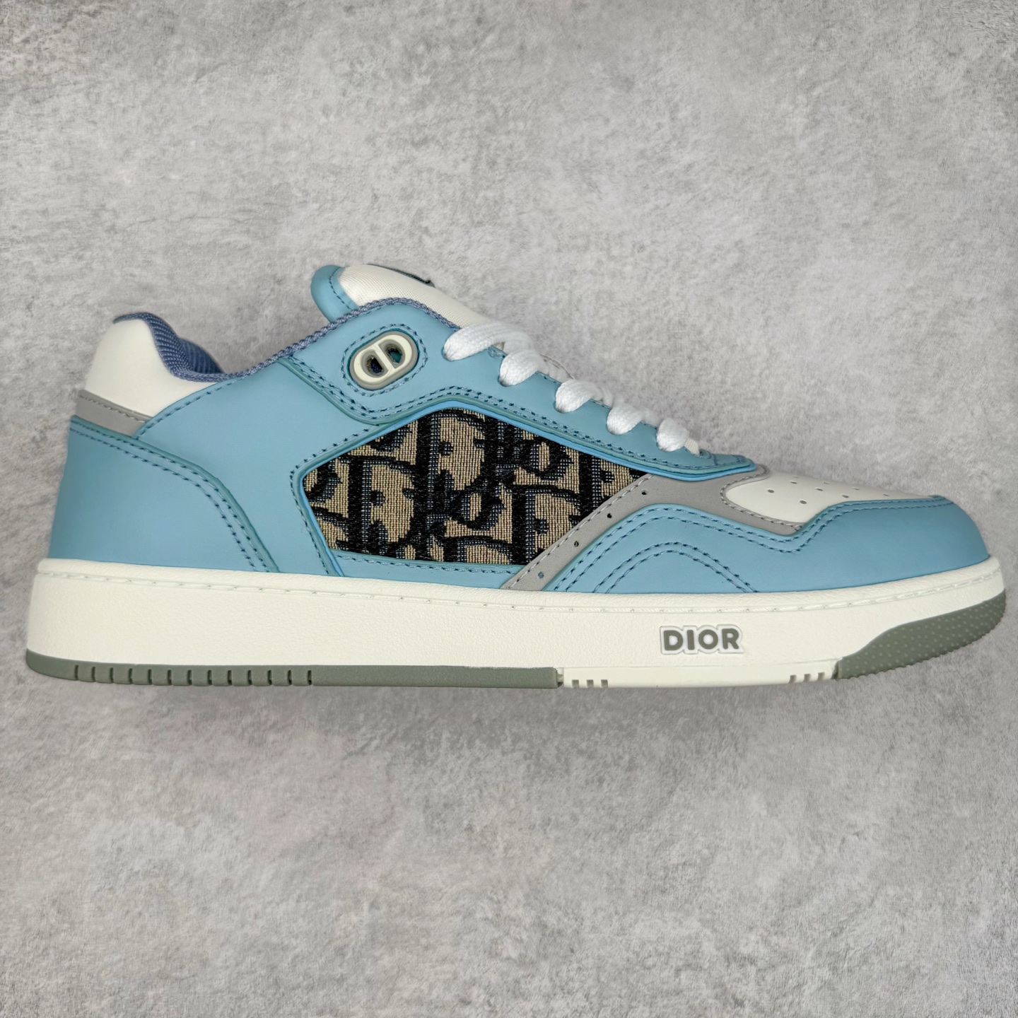 纯原 DIOR 迪奥 B27低帮 经典奢侈品休闲运动板鞋 东莞大厂生产 品质货真价实 代购级别 市面顶级版本 Oblique印花电秀 长时售卖 退换率超低这款B27运动鞋是DIOR的经典单品 和迪奥光滑牛皮革精心制作，侧面饰以米色和黑色提花Oblique印花镶边（激光冲孔）搭配CD lcon孔眼，双色橡胶鞋底，鞋舌和后跟处均饰以标志性细节，更显精致，时尚百搭，可为各种造型增光添彩 蓝色 奶油白色和迪奥灰光滑牛皮革 米色和黑色提花面料oblique印花 鞋底和鞋眼饰以DIOR标志 系带开合搭配CD·lcon孔眼网眼织物里料 双色橡胶外底 侧面缝线拼接结构 含防尘袋和一对鞋带 全套意大利正品包装 尺码 39 40 41 42 43 44 45 46-选品中心