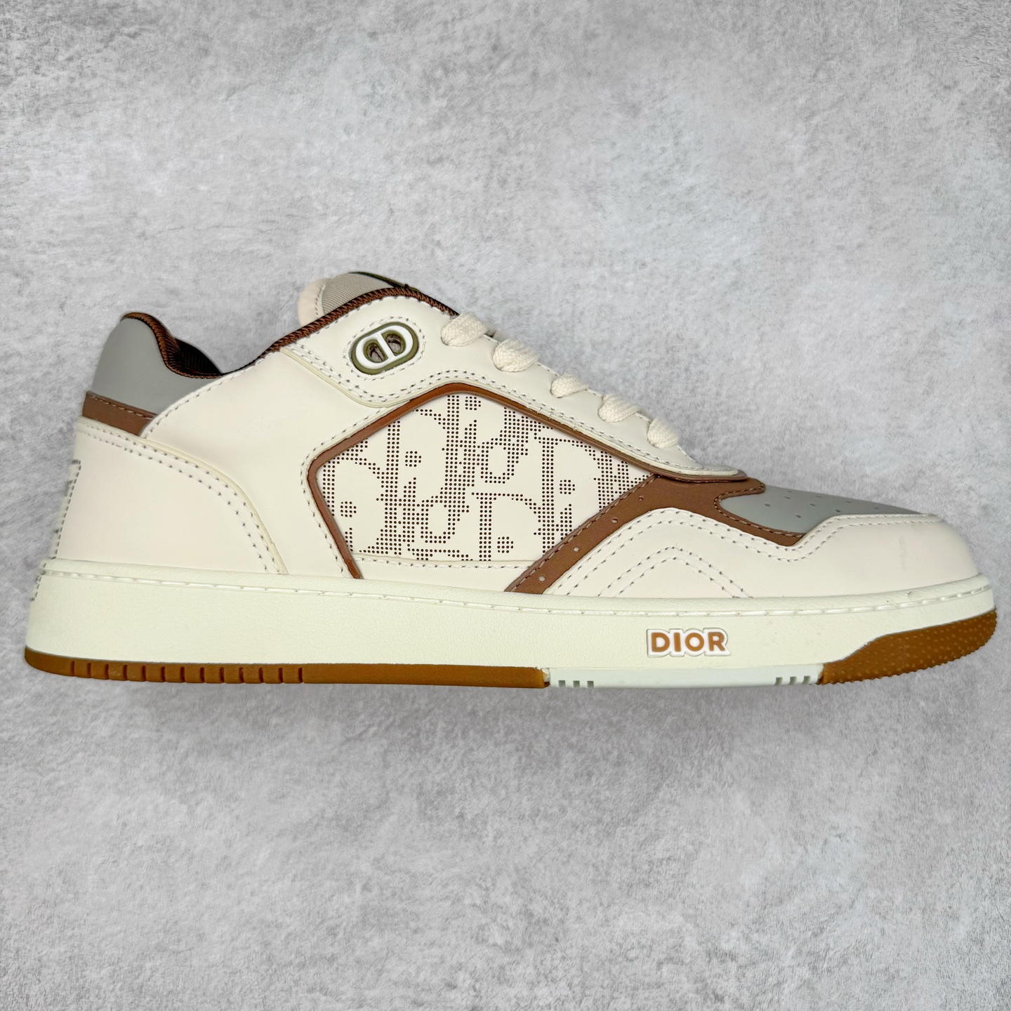 纯原 DIOR 迪奥 B27低帮 经典奢侈品休闲运动板鞋 东莞大厂生产 品质货真价实 代购级别 市面顶级版本 Oblique印花电秀 长时售卖 退换率超低这款B27运动鞋是DIOR的经典单品 和迪奥光滑牛皮革精心制作，侧面饰以米色和黑色提花Oblique印花镶边（激光冲孔）搭配CD lcon孔眼，双色橡胶鞋底，鞋舌和后跟处均饰以标志性细节，更显精致，时尚百搭，可为各种造型增光添彩 蓝色 奶油白色和迪奥灰光滑牛皮革 米色和黑色提花面料oblique印花 鞋底和鞋眼饰以DIOR标志 系带开合搭配CD·lcon孔眼网眼织物里料 双色橡胶外底 侧面缝线拼接结构 含防尘袋和一对鞋带 全套意大利正品包装 尺码 39 40 41 42 43 44 45 46-选品中心