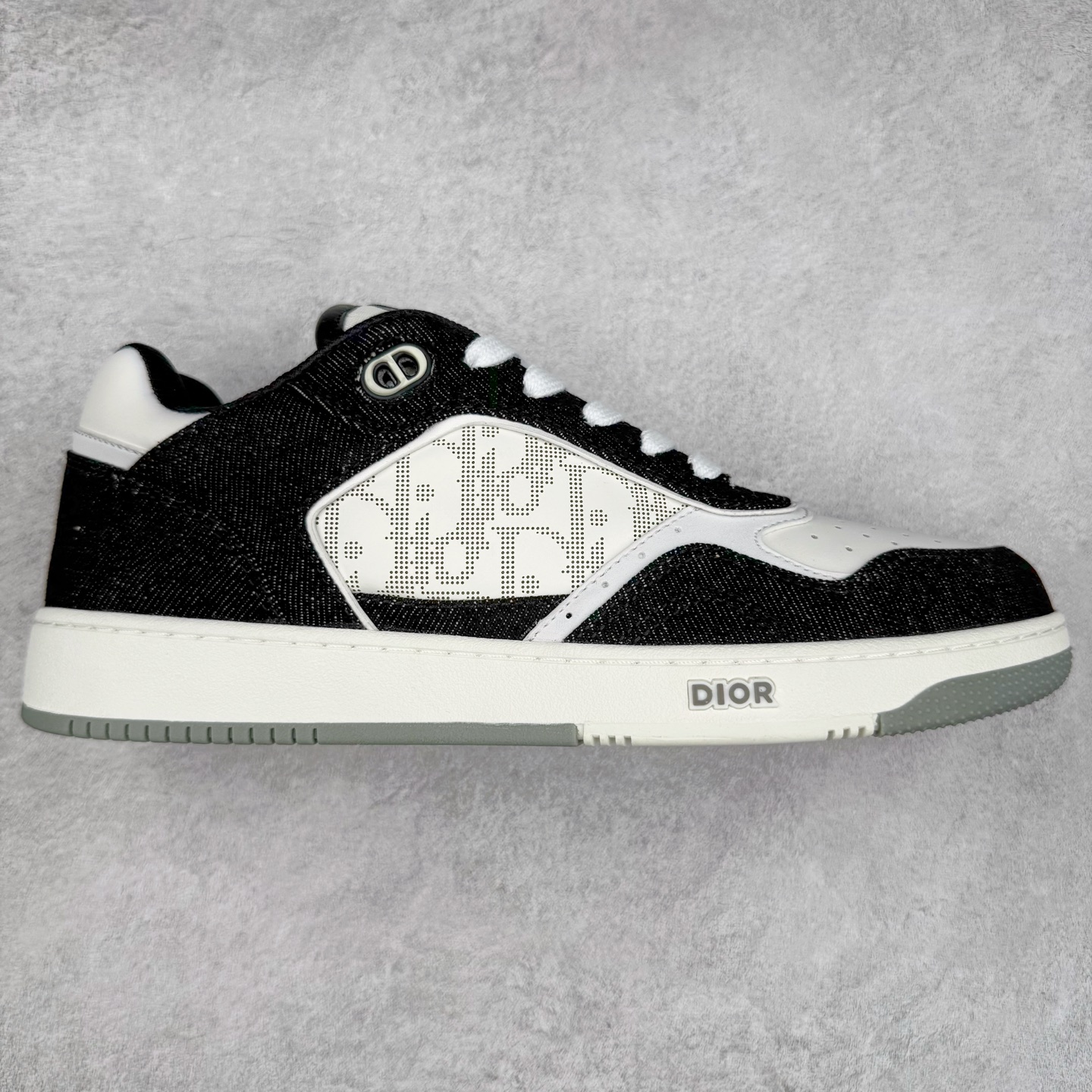 纯原 DIOR 迪奥 B27低帮 经典奢侈品休闲运动板鞋 东莞大厂生产 品质货真价实 代购级别 市面顶级版本 Oblique印花电秀 长时售卖 退换率超低这款B27运动鞋是DIOR的经典单品 和迪奥光滑牛皮革精心制作，侧面饰以米色和黑色提花Oblique印花镶边（激光冲孔）搭配CD lcon孔眼，双色橡胶鞋底，鞋舌和后跟处均饰以标志性细节，更显精致，时尚百搭，可为各种造型增光添彩 蓝色 奶油白色和迪奥灰光滑牛皮革 米色和黑色提花面料oblique印花 鞋底和鞋眼饰以DIOR标志 系带开合搭配CD·lcon孔眼网眼织物里料 双色橡胶外底 侧面缝线拼接结构 含防尘袋和一对鞋带 全套意大利正品包装 尺码 39 40 41 42 43 44 45 46-选品中心