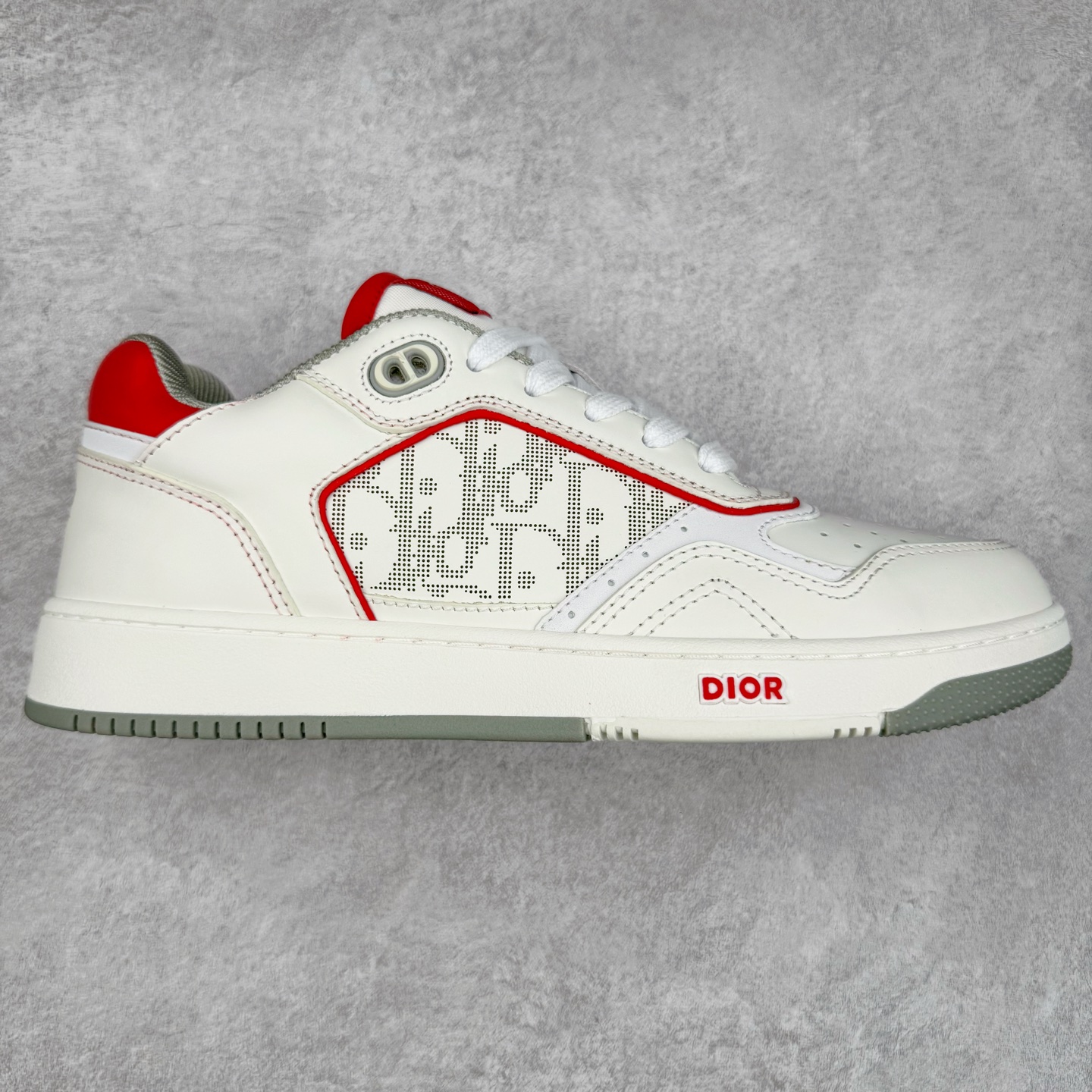 纯原 DIOR 迪奥 B27低帮 经典奢侈品休闲运动板鞋 东莞大厂生产 品质货真价实 代购级别 市面顶级版本 Oblique印花电秀 长时售卖 退换率超低这款B27运动鞋是DIOR的经典单品 和迪奥光滑牛皮革精心制作，侧面饰以米色和黑色提花Oblique印花镶边（激光冲孔）搭配CD lcon孔眼，双色橡胶鞋底，鞋舌和后跟处均饰以标志性细节，更显精致，时尚百搭，可为各种造型增光添彩 蓝色 奶油白色和迪奥灰光滑牛皮革 米色和黑色提花面料oblique印花 鞋底和鞋眼饰以DIOR标志 系带开合搭配CD·lcon孔眼网眼织物里料 双色橡胶外底 侧面缝线拼接结构 含防尘袋和一对鞋带 全套意大利正品包装 尺码 39 40 41 42 43 44 45 46-选品中心