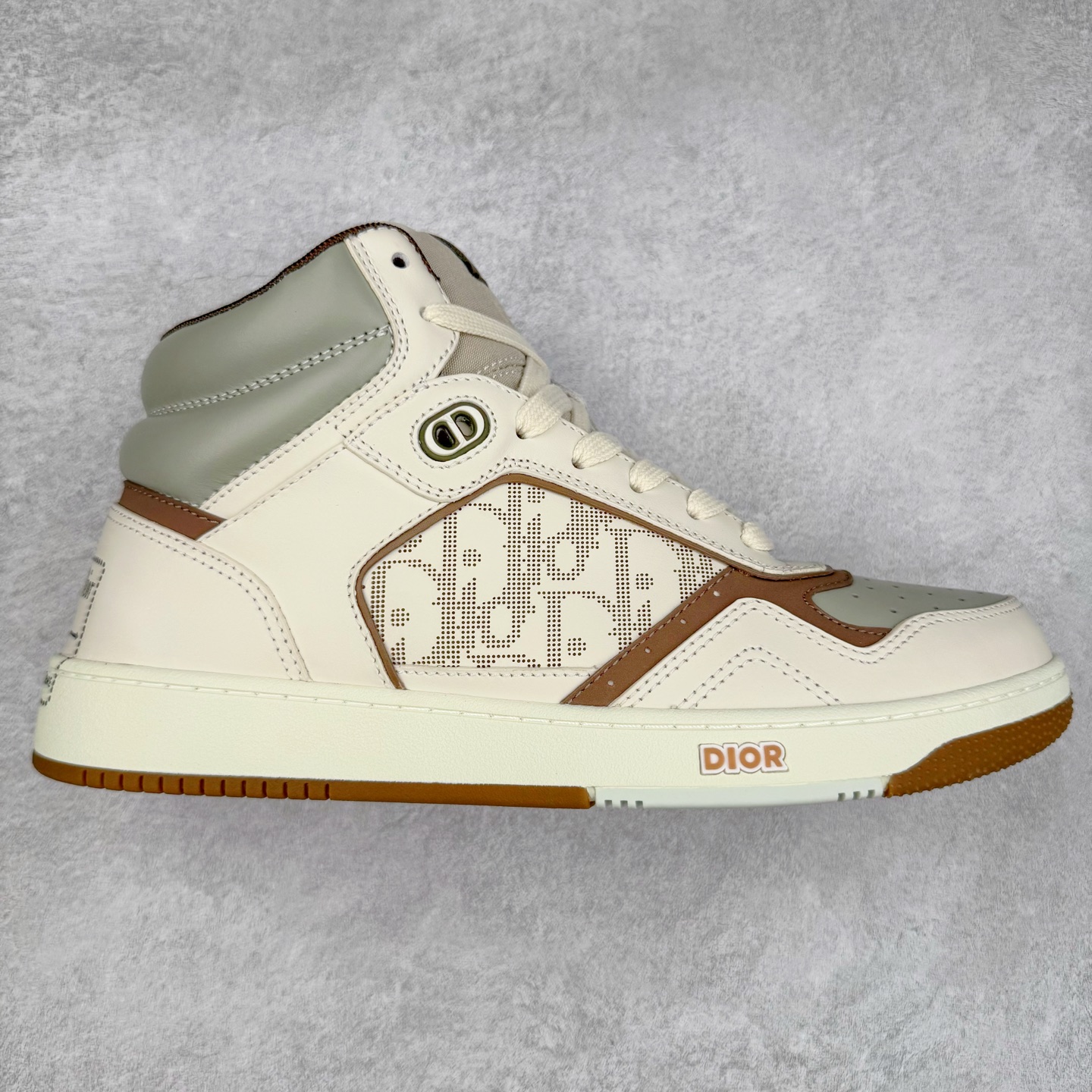 纯原 DIOR 迪奥 B27 高帮经典奢侈品休闲运动板鞋 东莞大厂生产 品质货真价实 代购级别 市面顶级版本 Oblique印花电秀 长时售卖 退换率超低这款B27运动鞋是DIOR的经典单品 和迪奥光滑牛皮革精心制作，侧面饰以米色和黑色提花Oblique印花镶边（激光冲孔）搭配CD lcon孔眼，双色橡胶鞋底，鞋舌和后跟处均饰以标志性细节，更显精致，时尚百搭，可为各种造型增光添彩 蓝色 奶油白色和迪奥灰光滑牛皮革 米色和黑色提花面料oblique印花 鞋底和鞋眼饰以DIOR标志 系带开合搭配CD·lcon孔眼网眼织物里料 双色橡胶外底 侧面缝线拼接结构 含防尘袋和一对鞋带 全套意大利正品包装 尺码 39 40 41 42 43 44 45 46-选品中心
